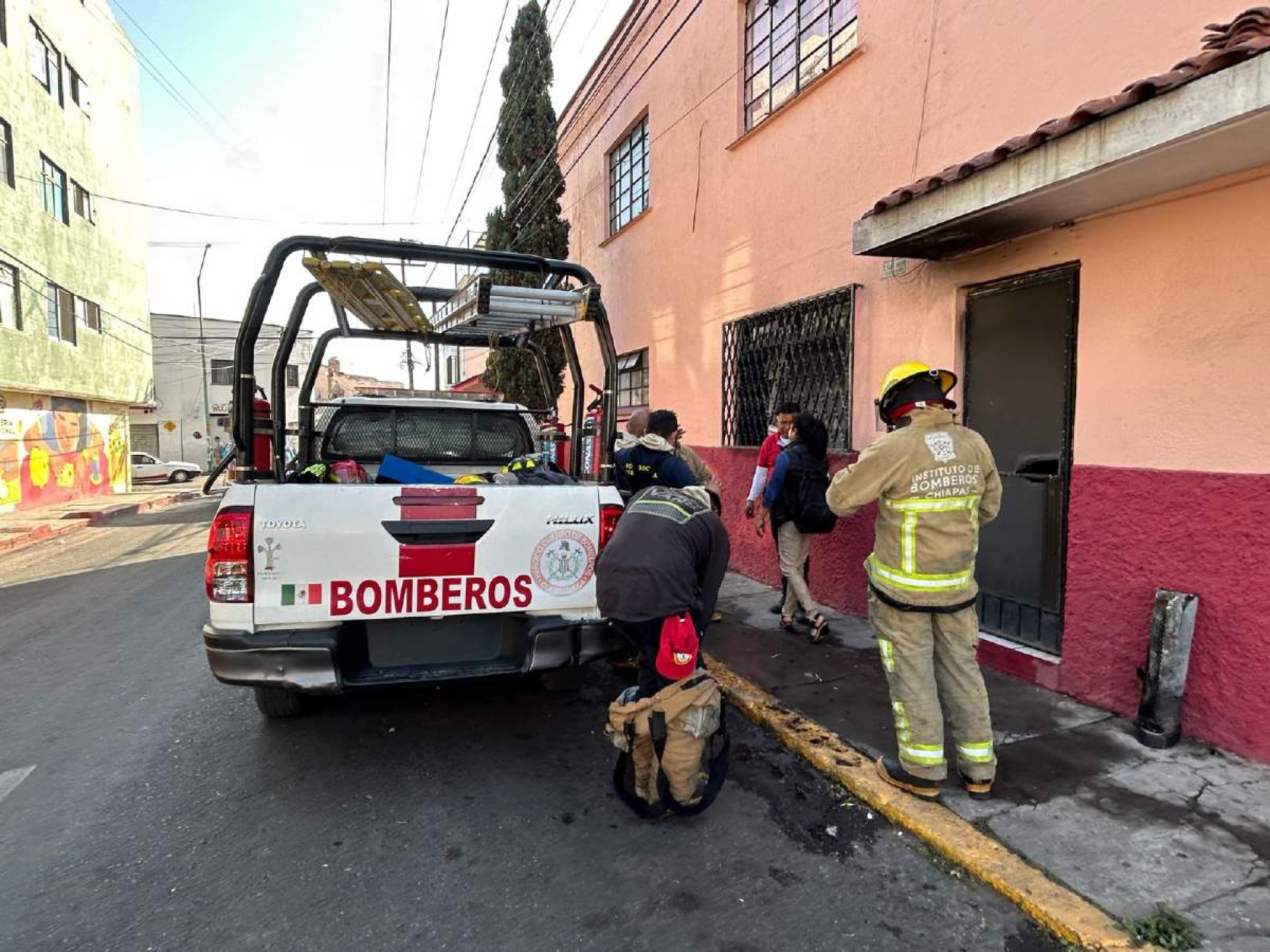 Incendio causa daños en una vivienda de Amatitlán