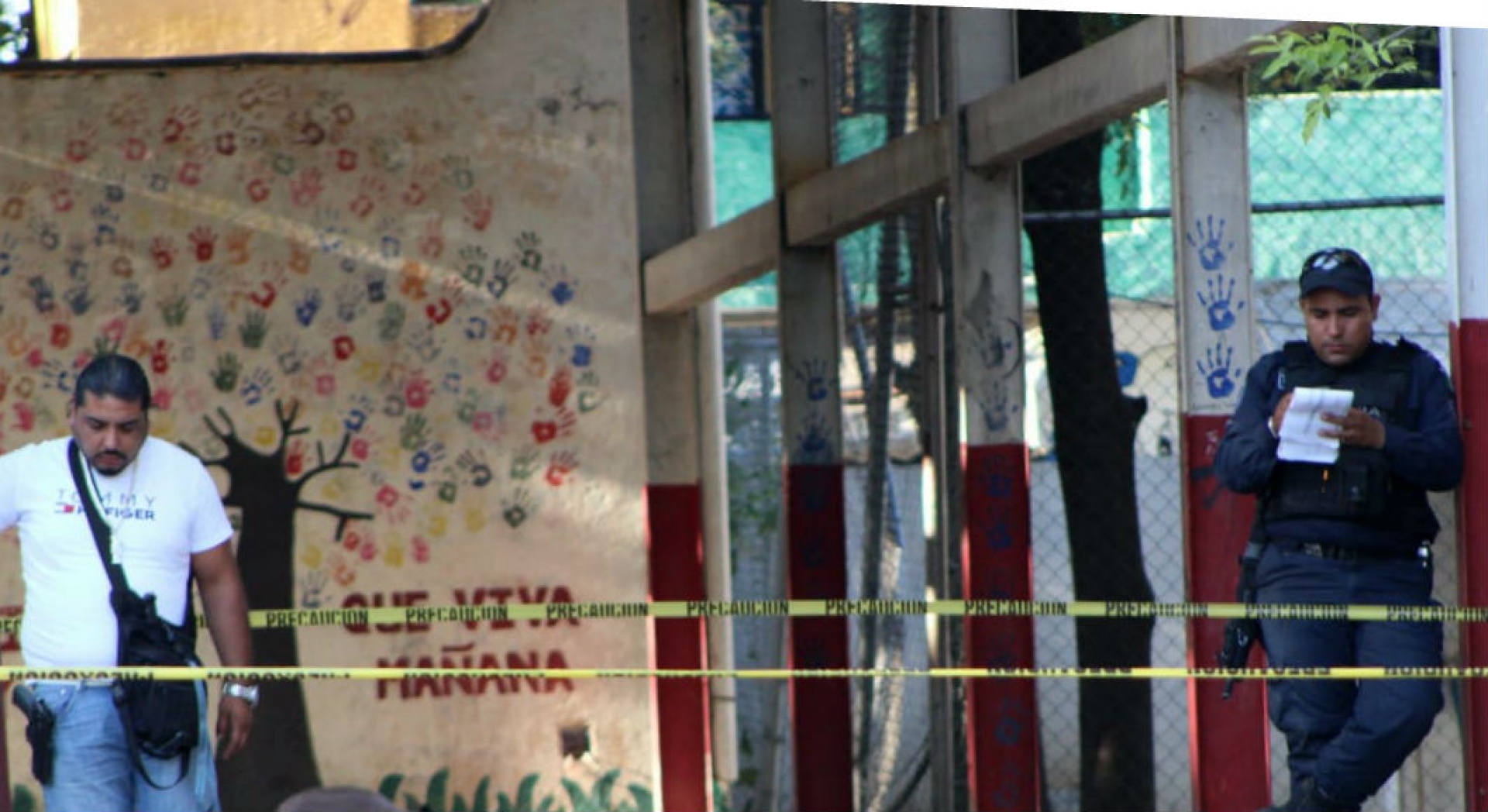 Asesinan a balazos a un joven en una cancha de basquetbol, en Temixco