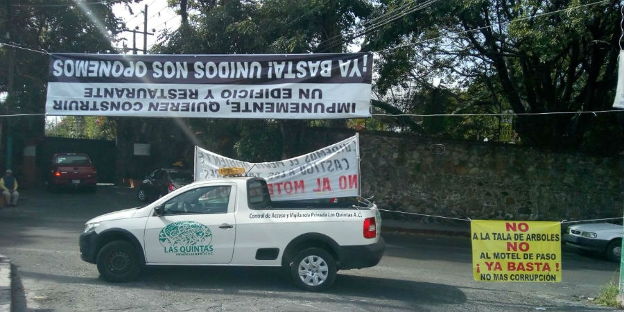Se manifiestan vecinos de Las Quintas en contra de la construcción de un hotel de paso