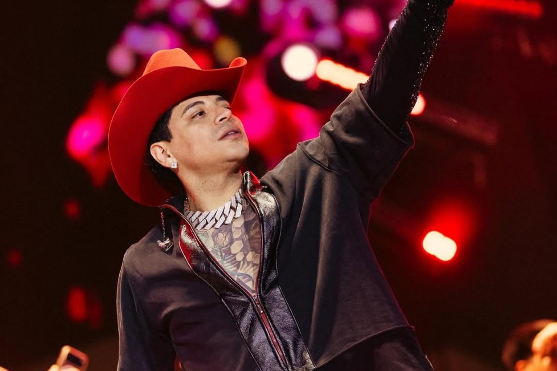 Eduin Caz rompe pantalla durante concierto en Bogotá y se disculpa tras momento viral