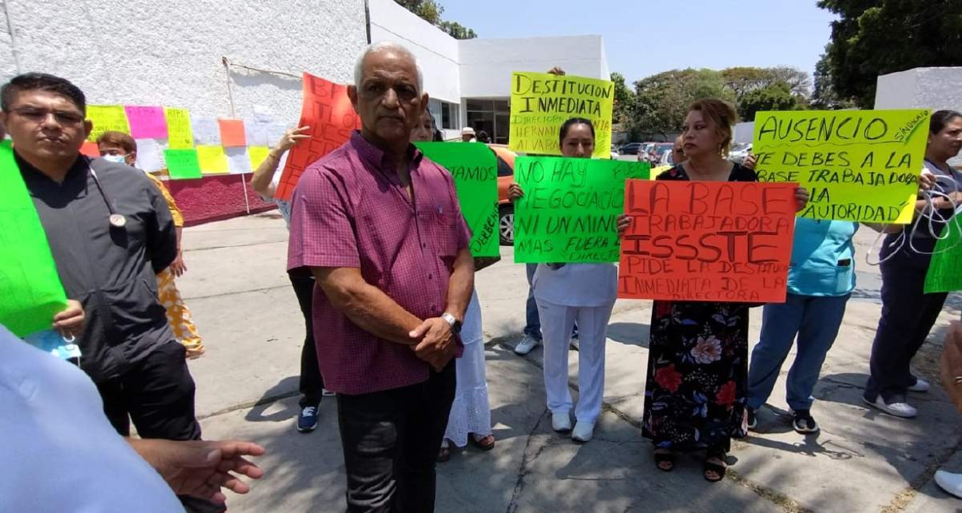 Protestan trabajadores del ISSSTE en Cuautla por presunto acoso laboral