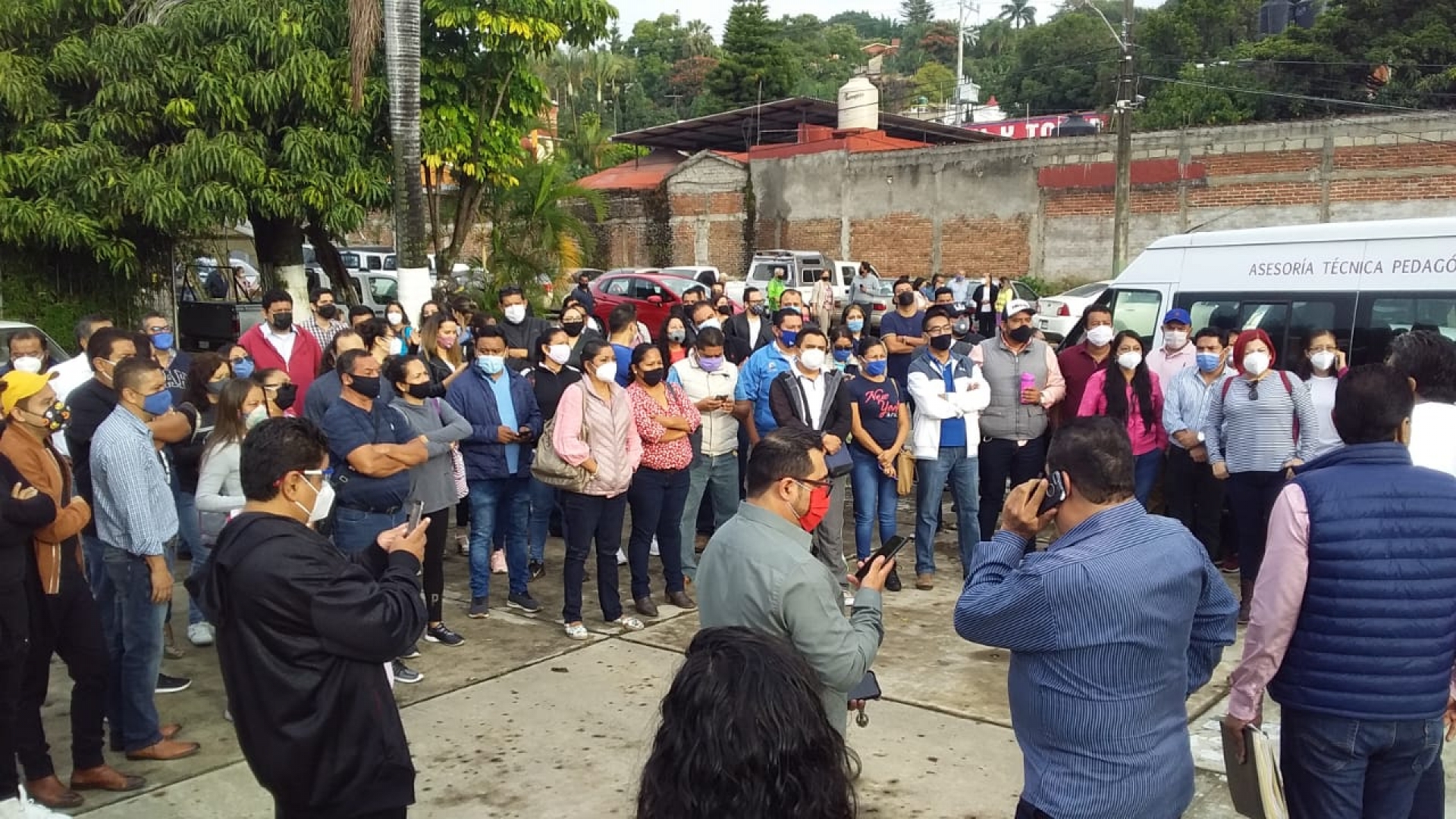 Protestan maestros de telesecundaria en el IEBEM