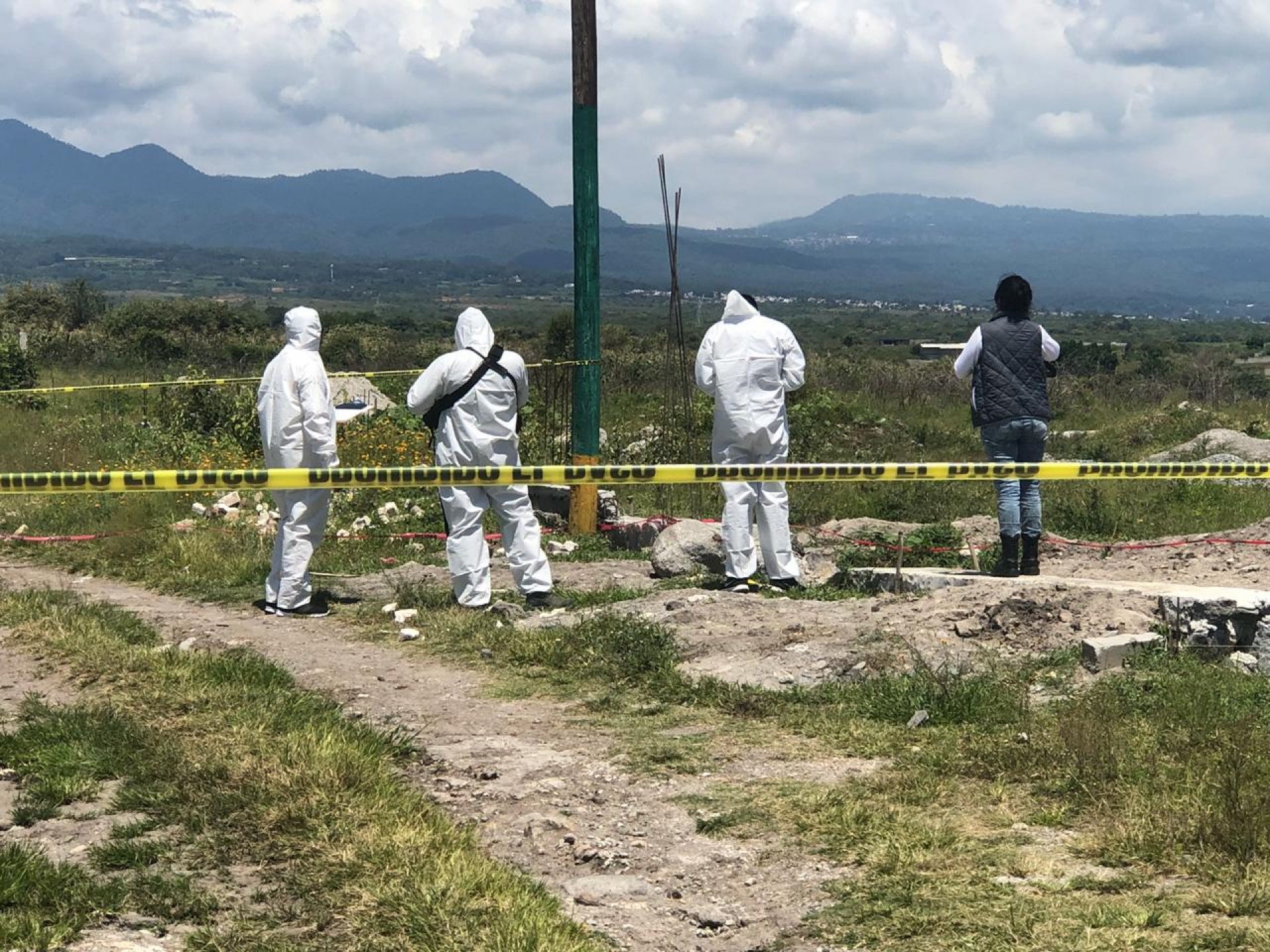 Dejan cadáver embolsado en un camino de terracería, en Temixco