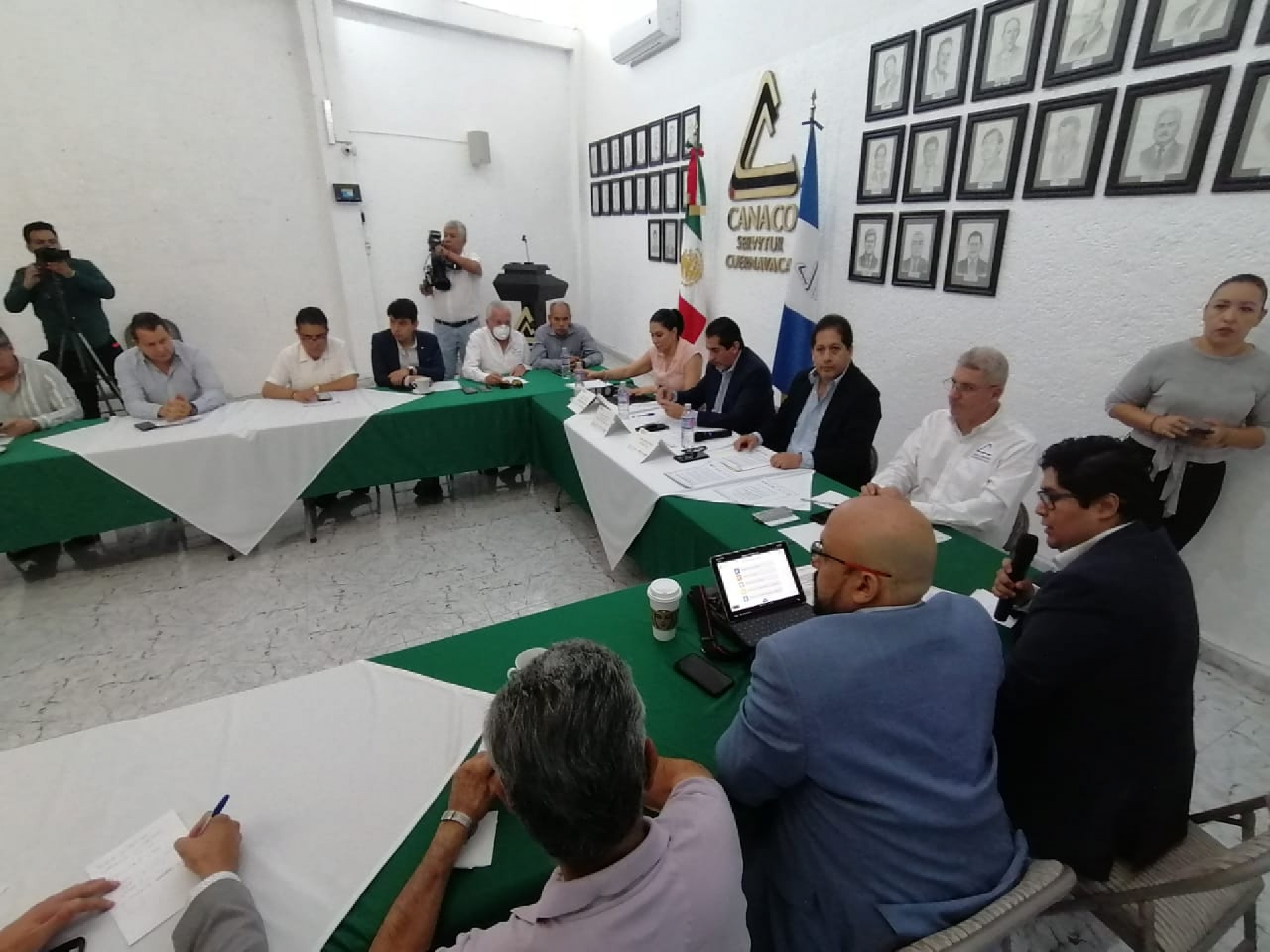 Se reúnen empresarios con autoridades de Salud y Desarrollo Económico