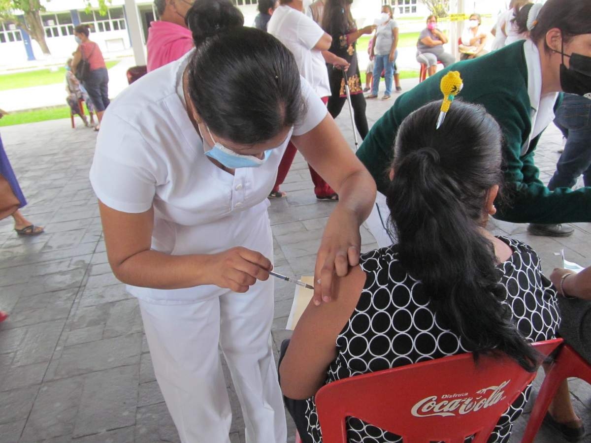 Llega vacuna de refuerzo anticovid a municipios de la región sur poniente esta semana