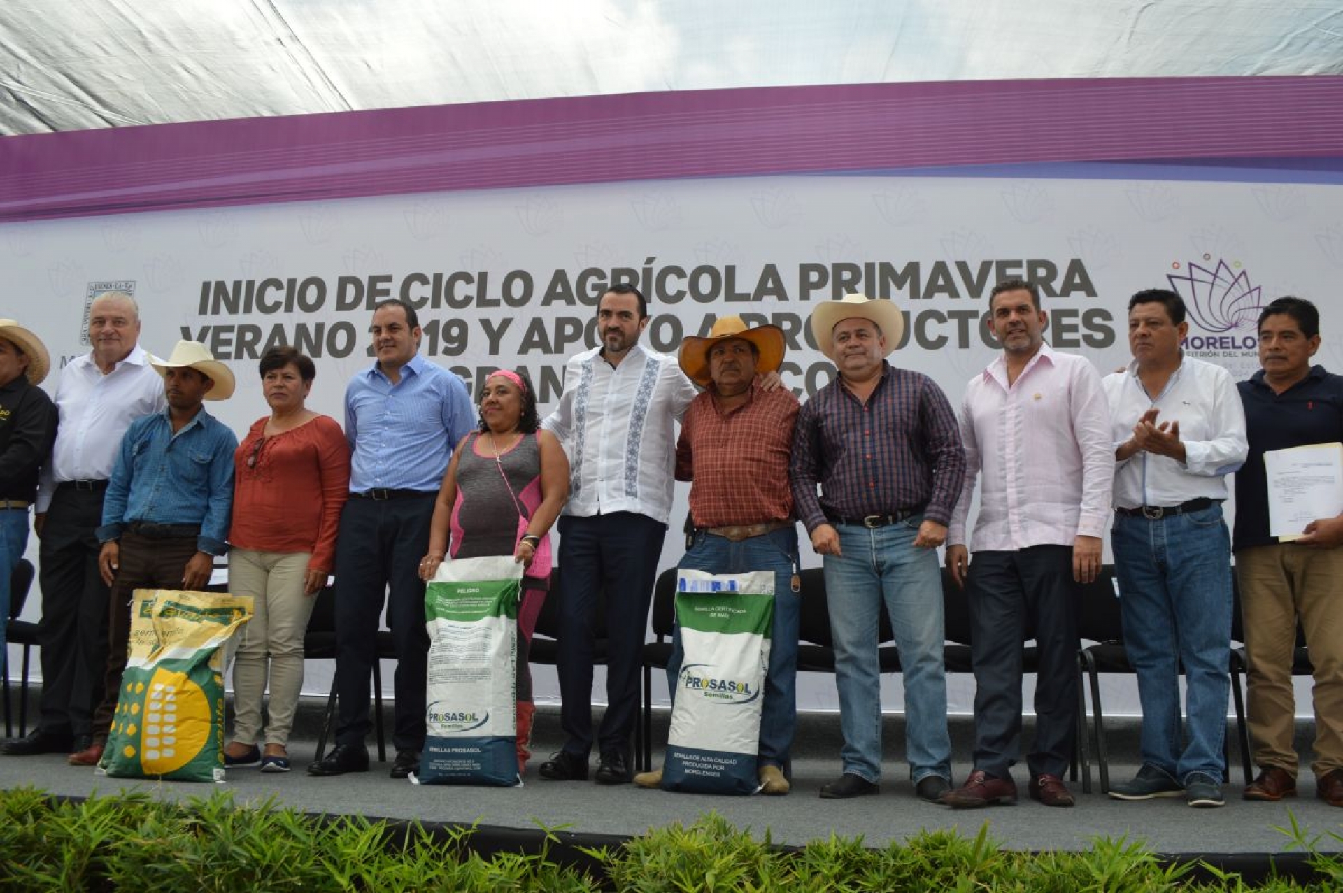 Entrega Cuauhtémoc Blanco apoyos a agricultores de la región oriente