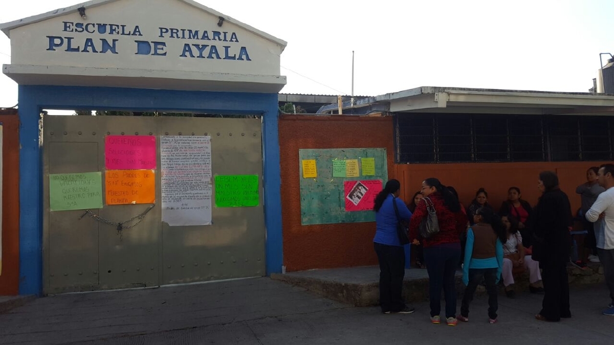 Toman las instalaciones de la primaria Plan de Ayala de Tlaquiltenango en demanda de un maestro