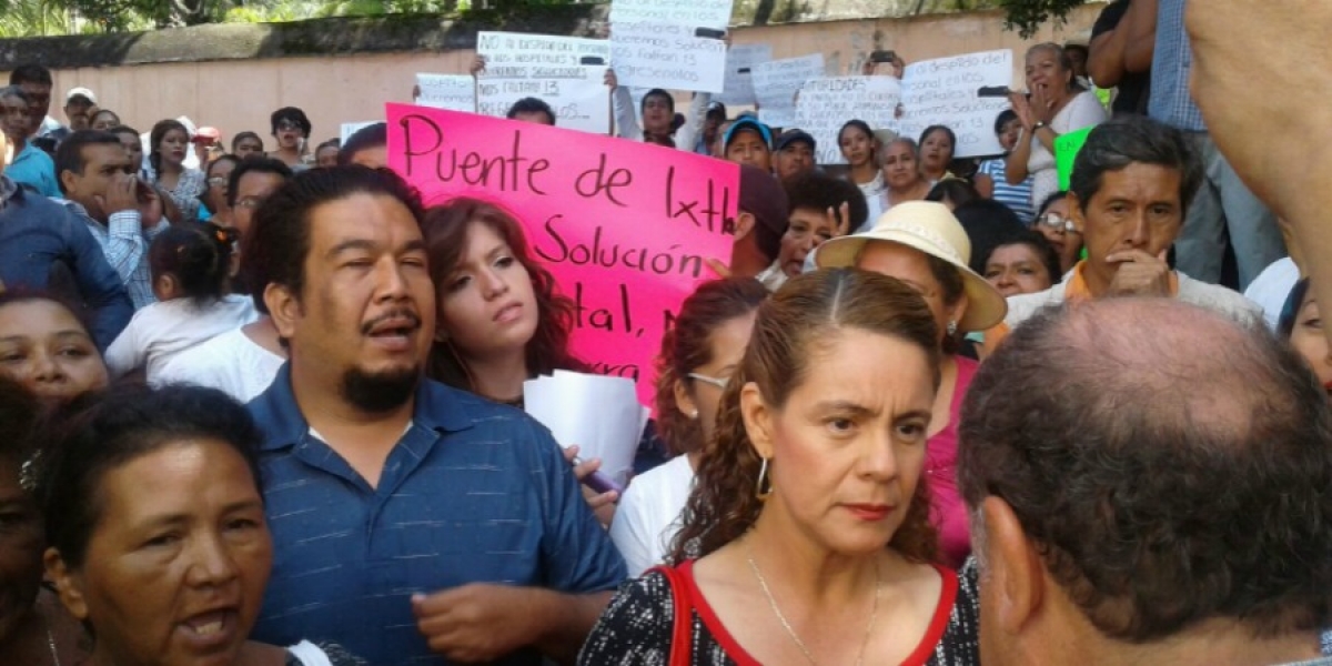 Exigen vecinos de Puente de Ixtla y diputada federal cesen despidos en hospitales comunitarios; protestan en los SSM
