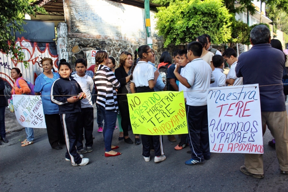 Protestan por despido de maestra en Primaria "20 de noviembre"