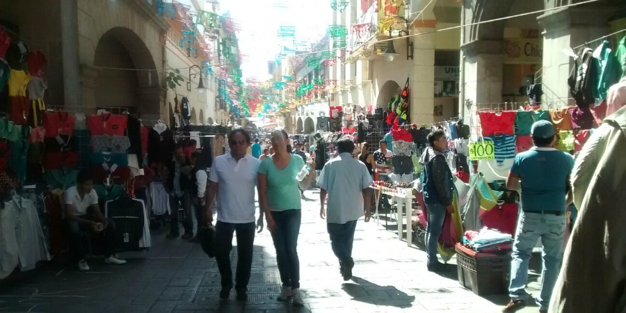 Comerciantes se instalan en la calle Guerrero para venta de juguetes y ropa