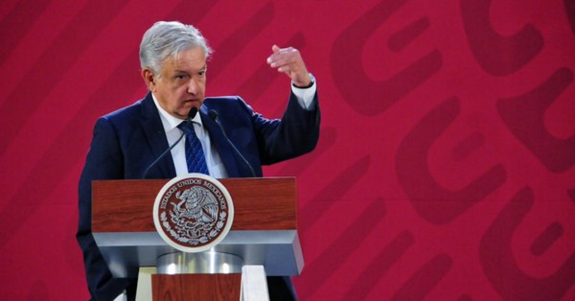 AMLO anuncia reducción de comisiones bancarias de las Afores y se afilia a la pensiónissste