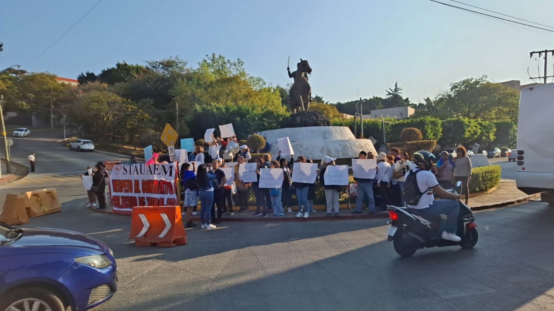 Protestan jubilados del STAUAEM por falta de pago de aguinaldos