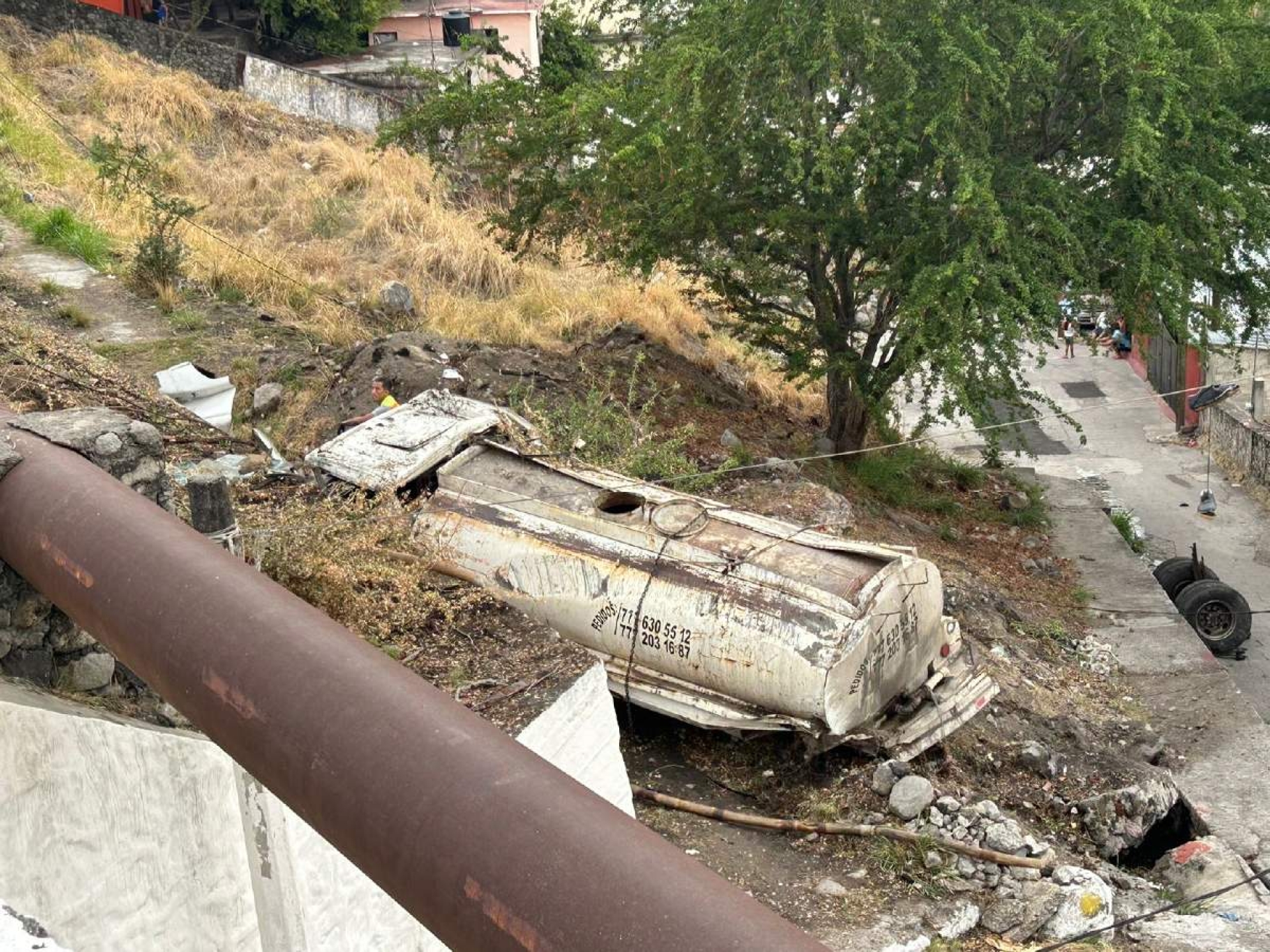 Vuelca una pipa en la autopista México-Acapulco