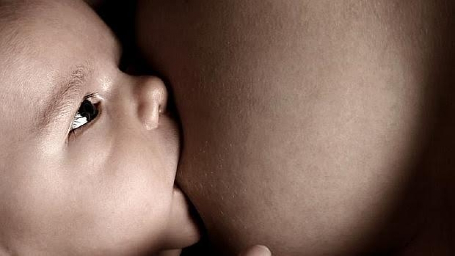 La lactancia materna también protege a las madres frente a la esclerosis múltiple