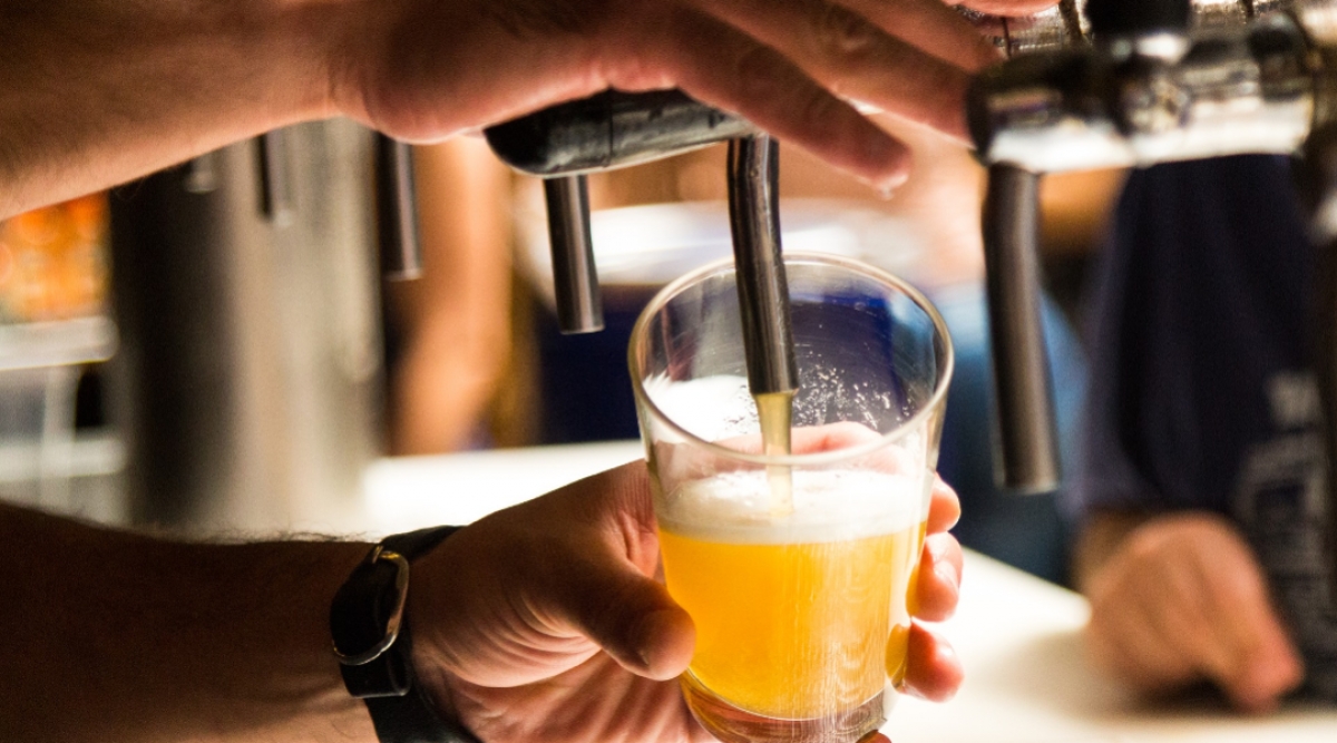 Tomarte tres cervezas podría aliviar más tu dolor que un analgésico