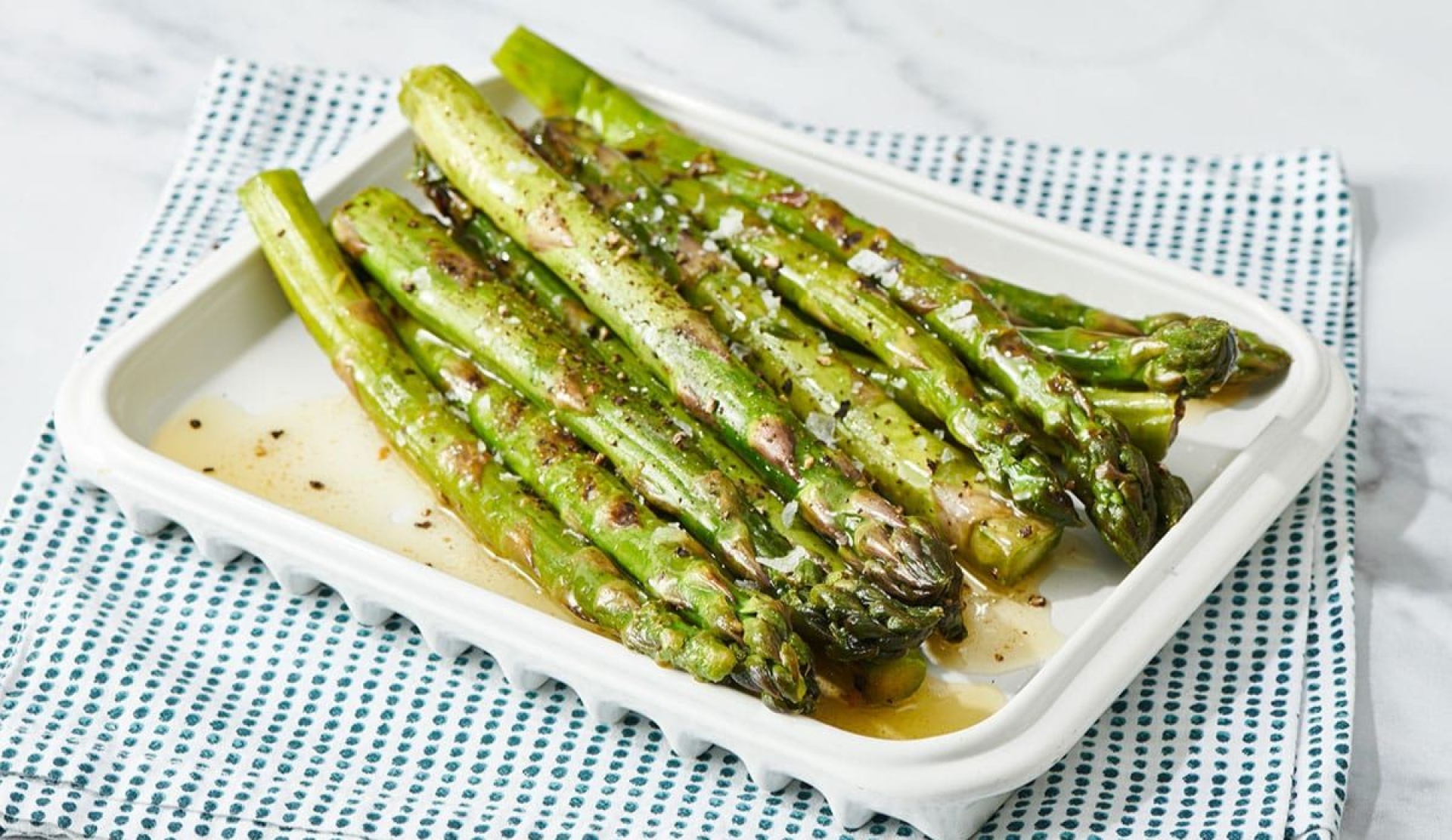 Espárragos a la mantequilla, guarnición elegante para la cena de Año Nuevo
