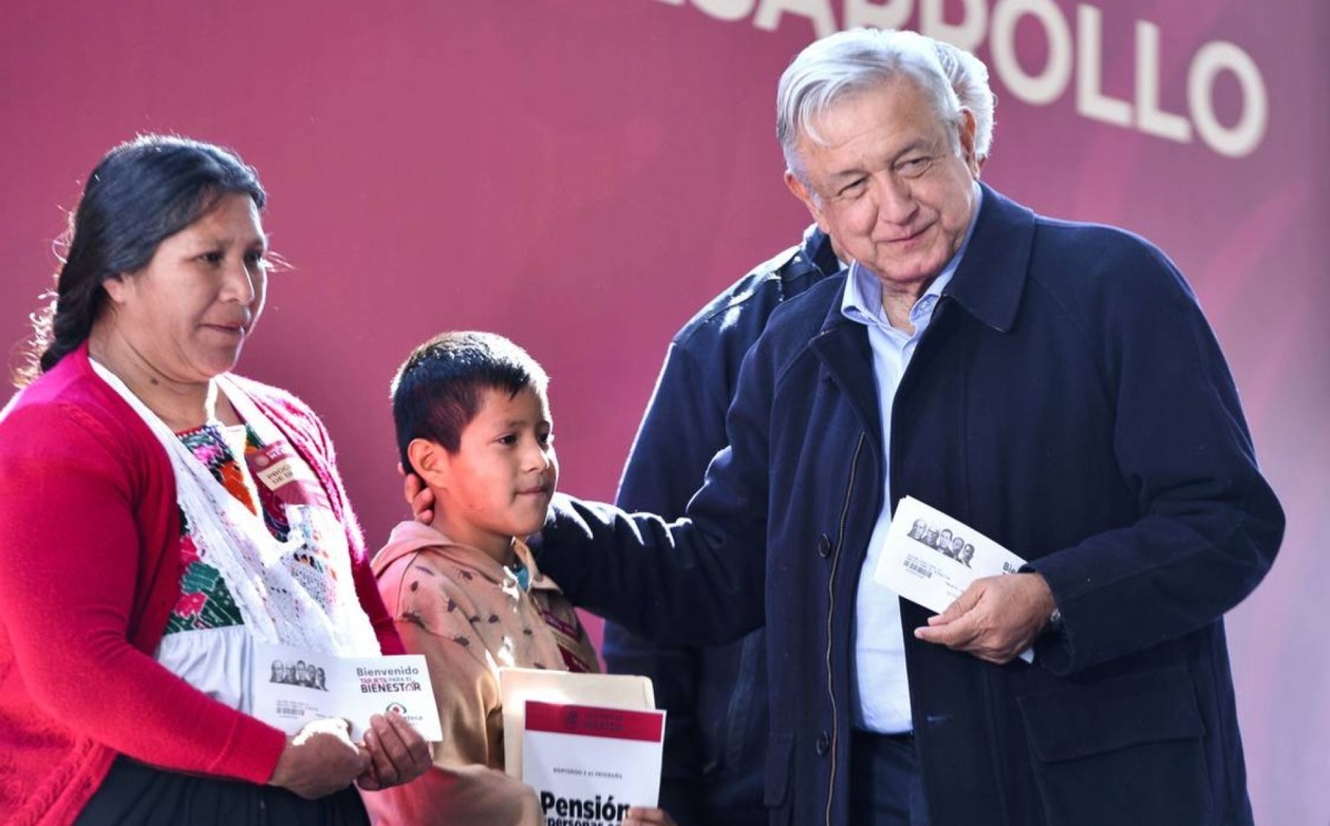 AMLO adelantará pago de becas y pensiones de adultos mayores