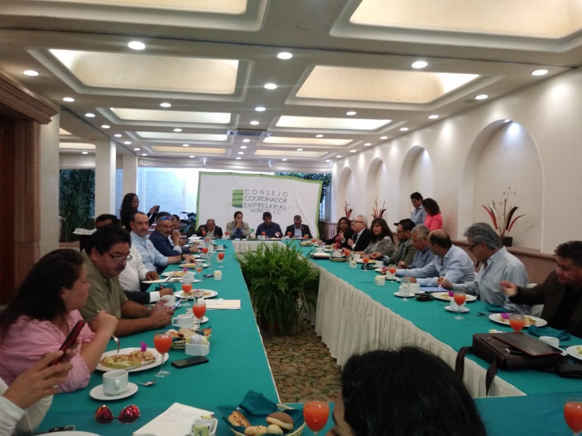 Se reúnen integrantes del CCE con el secretario de Salud
