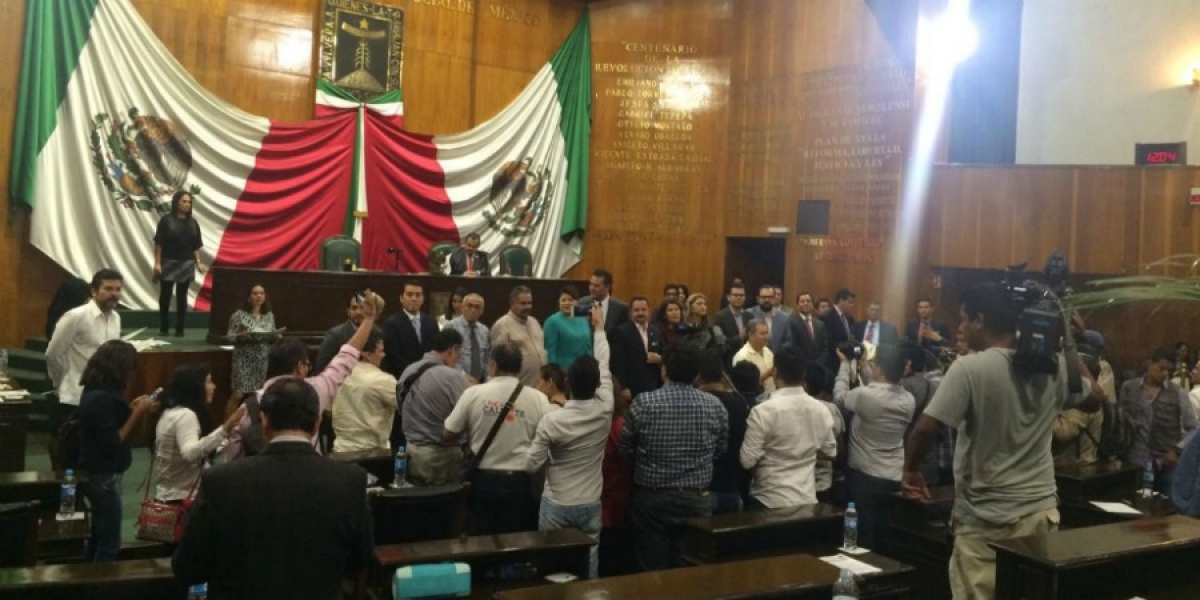 Develan letras doradas “Rubén Jaramillo Ménez" y entregan premios al Mérito Periodístico en el Congreso