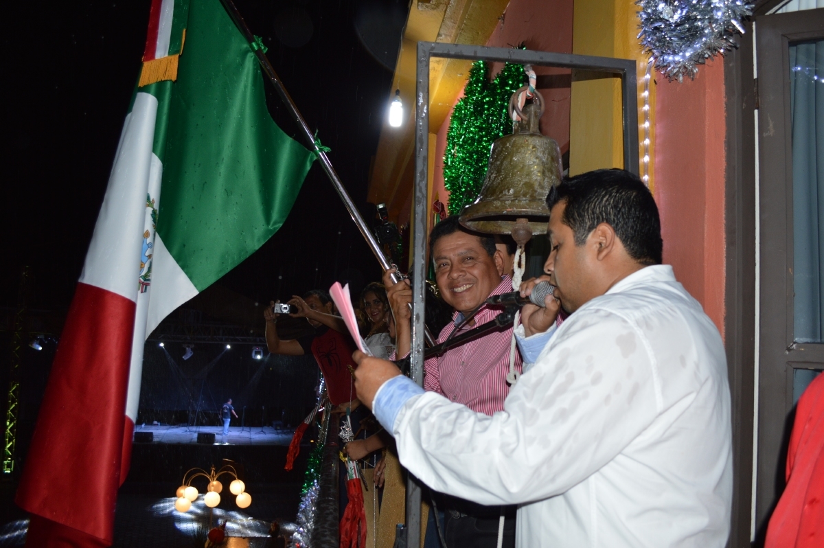 Israel Andrade Zavala encabezó la ceremonia del grito de independencia en Jonacatepec