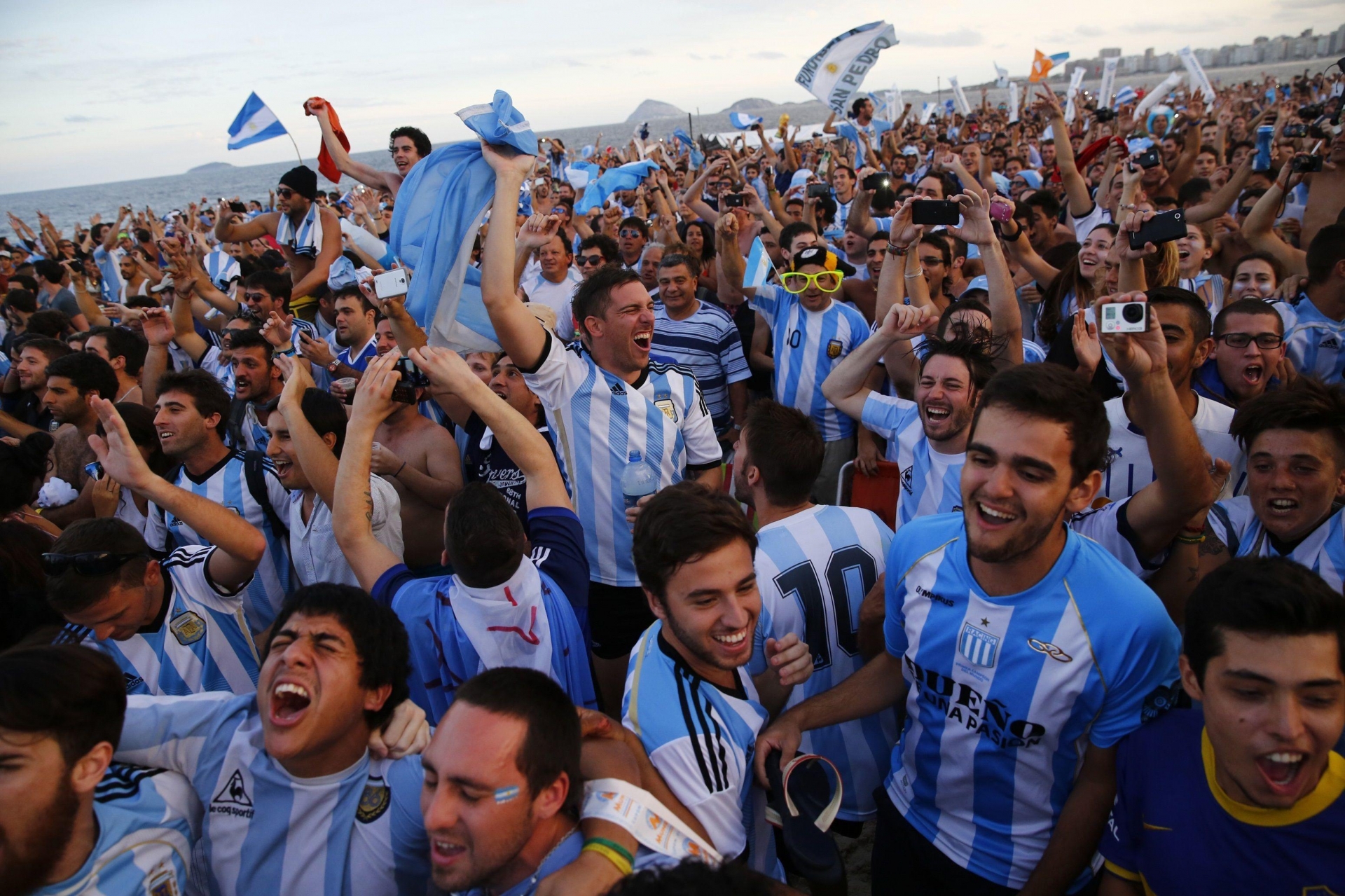 FIFA multa a Asociación del Futbol Argentino por conducta de aficionados