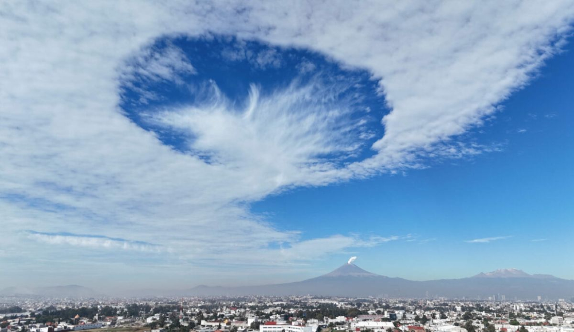 Nube cavum sobre Puebla sorprende con extraño agujero en el cielo