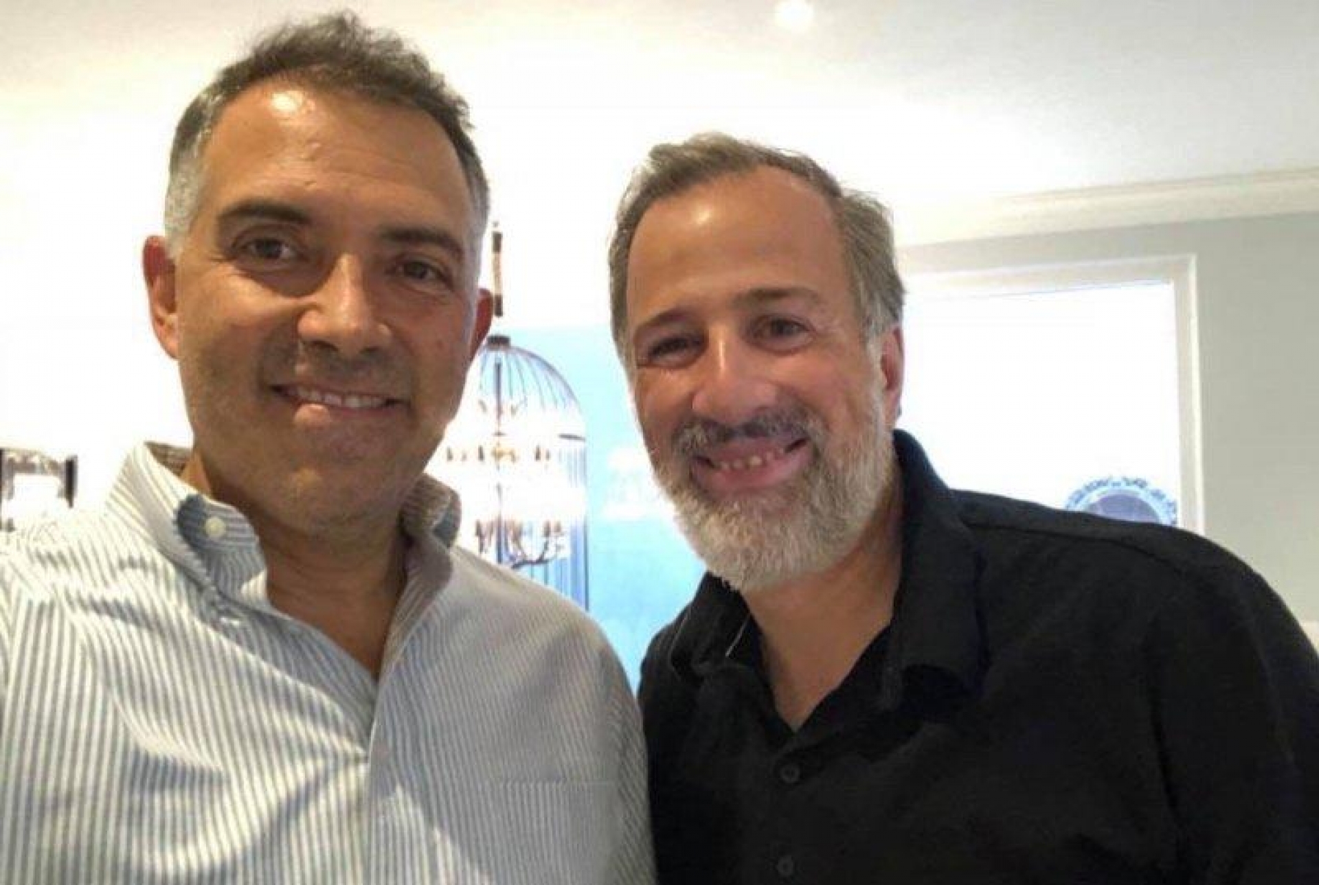 Con nuevo look, reaparece Meade en redes sociales