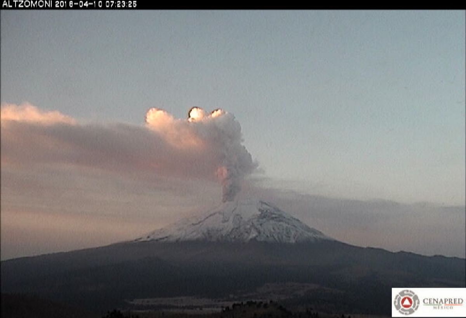 Lanza fragmentos incandescentes el Popocatépetl