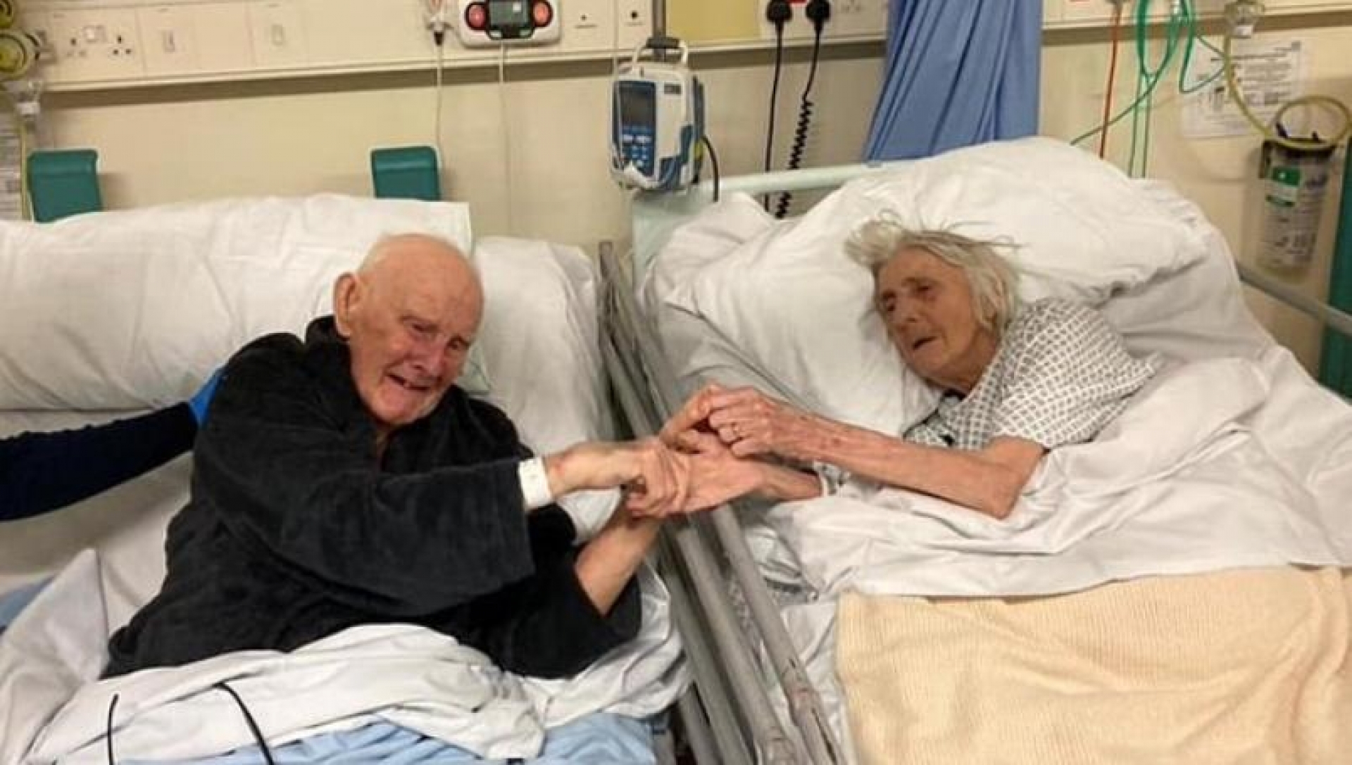 Pareja de abuelitos se reencuentran en el hospital