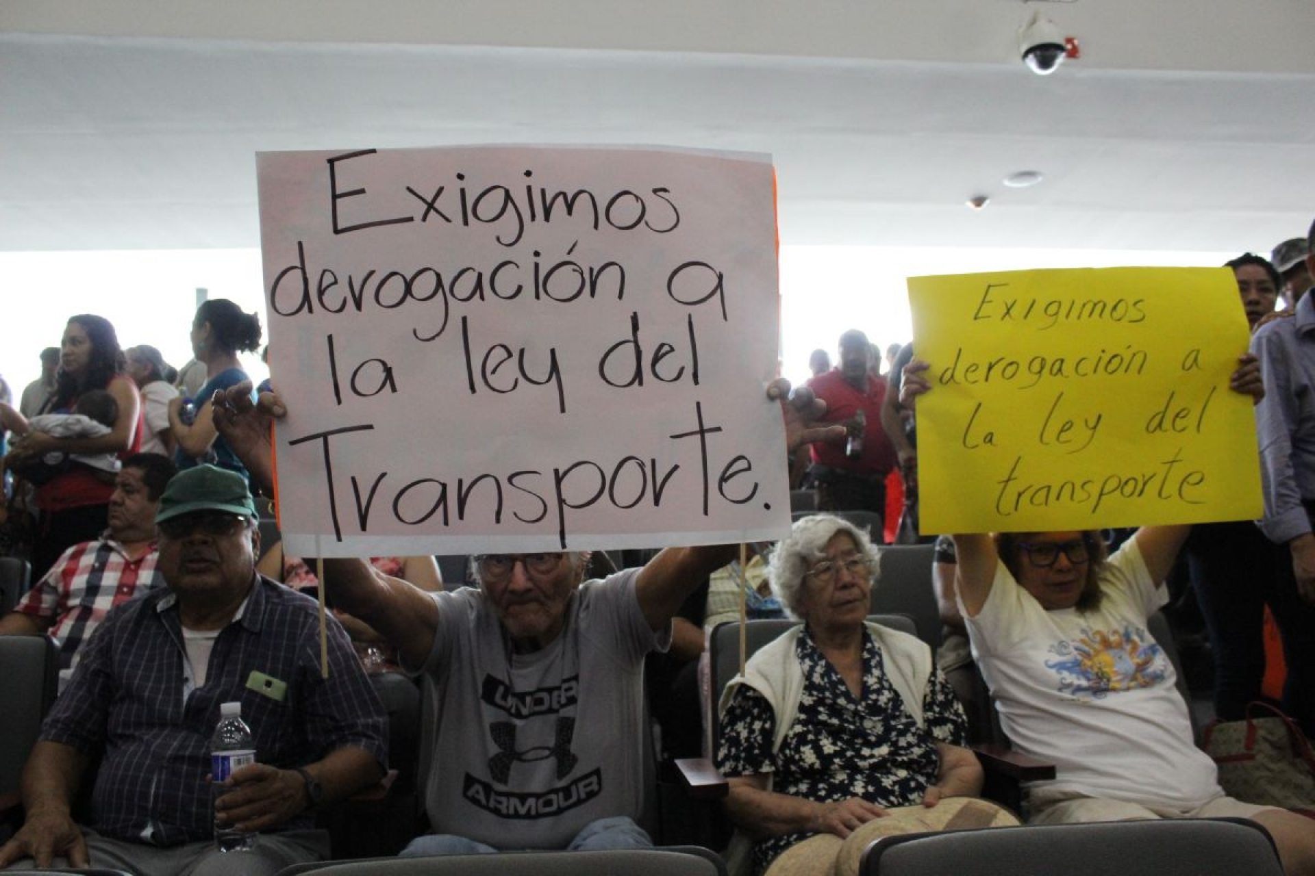 Diputados aceptan propuesta de ruteros sobre antigüedad de unidades
