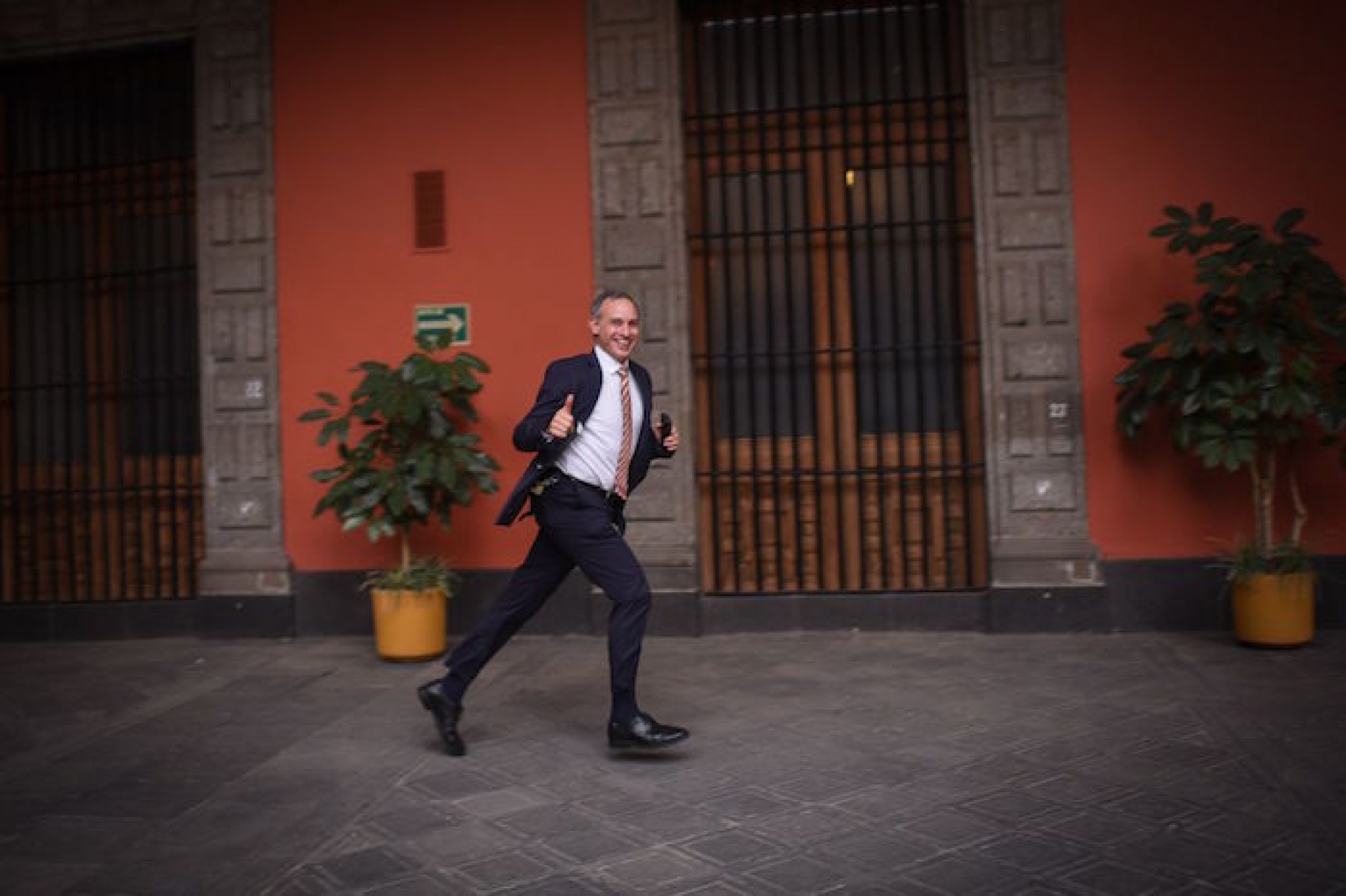 FOTOS: Gattel aplica la de 'paso veloz' para no llegar tarde a su conferencia