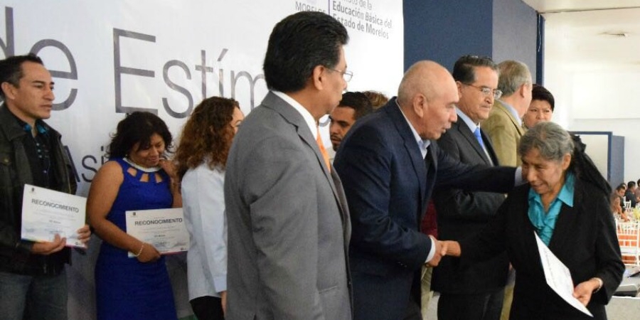 Entregan estímulos económicos a 556 trabajadores de la educación