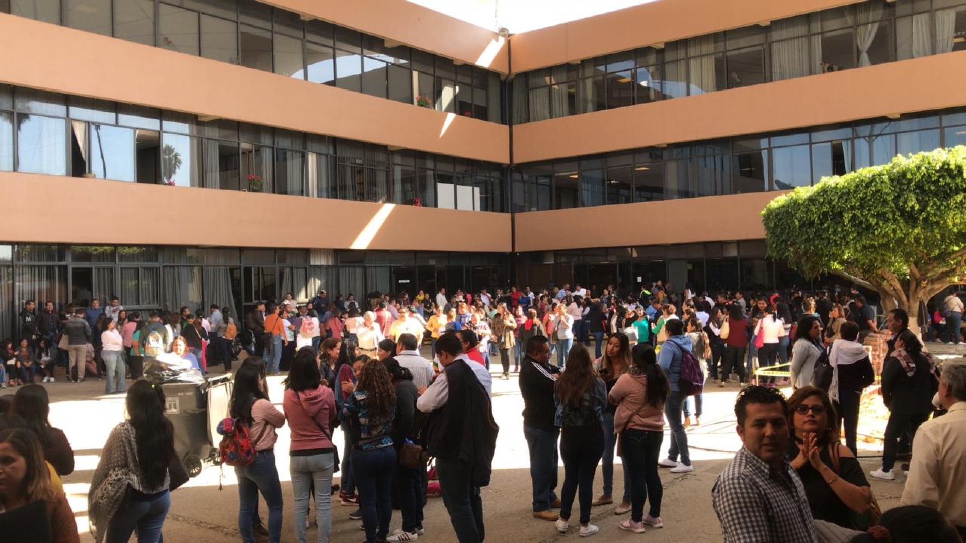 Maestros de escuelas de tiempo completo protestan en el IEBEM