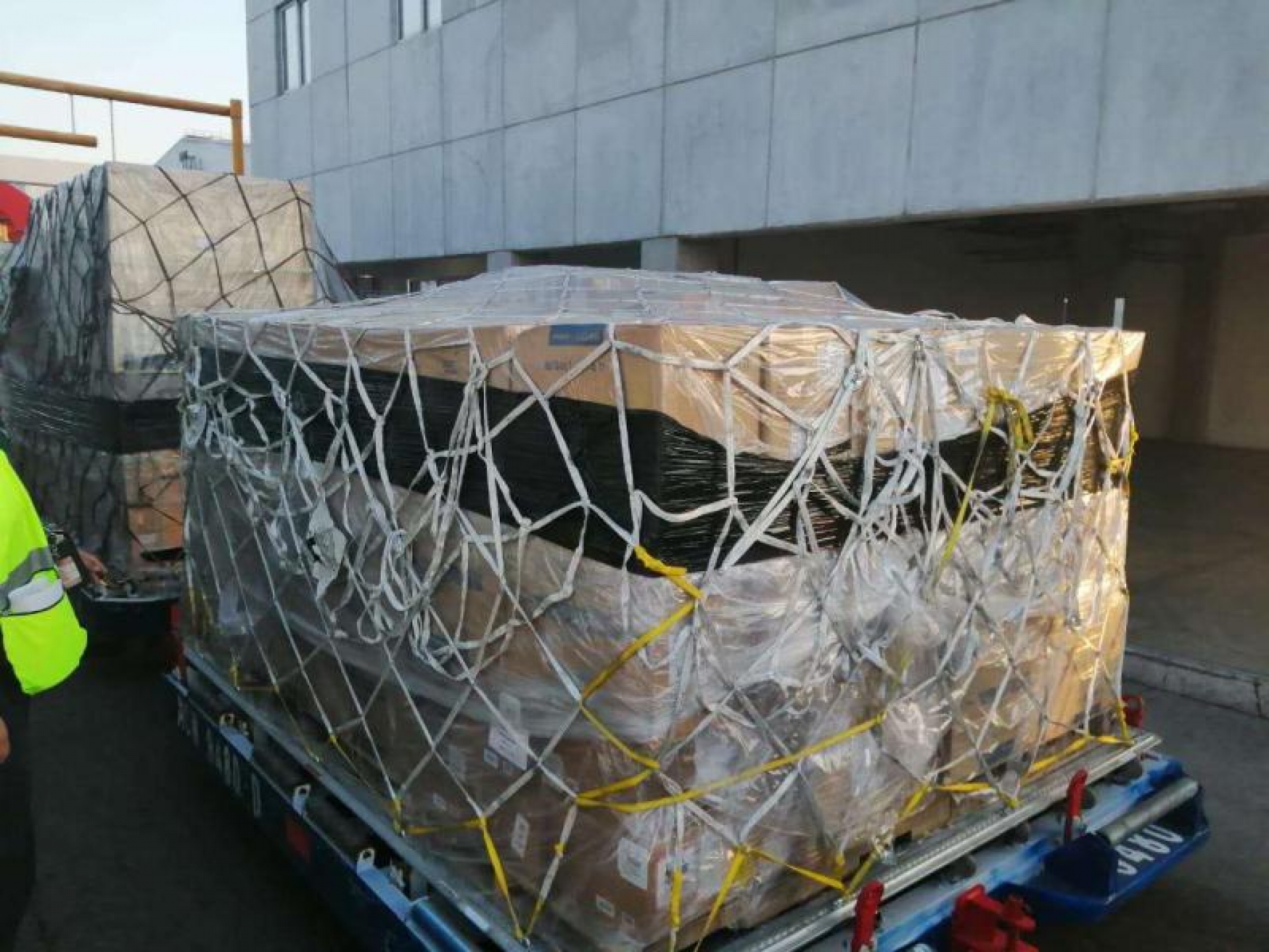 Llegan a México 50 mil kits de pruebas para detectar Covid-19, donados por China