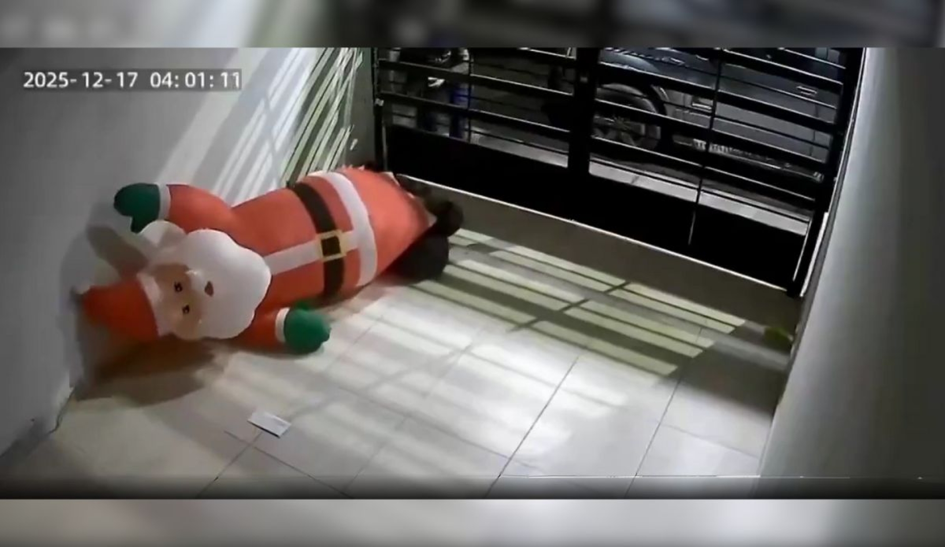 Robo navideño en Puebla: sujeto se lleva Santa Claus inflable y video se vuelve viral