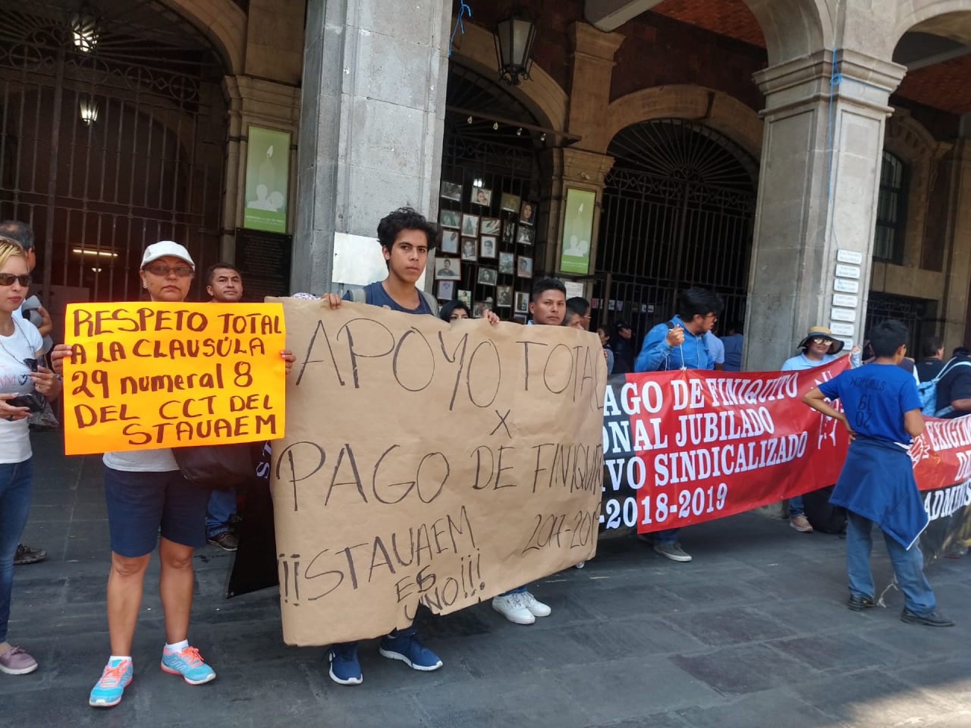 Se manifiesta STAUAEM en la plaza de armas; exige pago de finiquito a jubilados