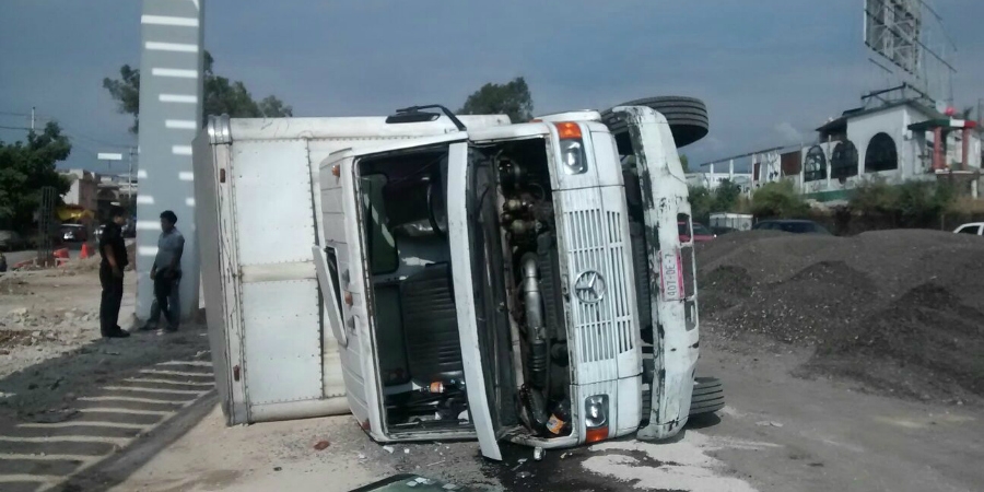 Vuelca un vehículo en el libramiento de Cuernavaca
