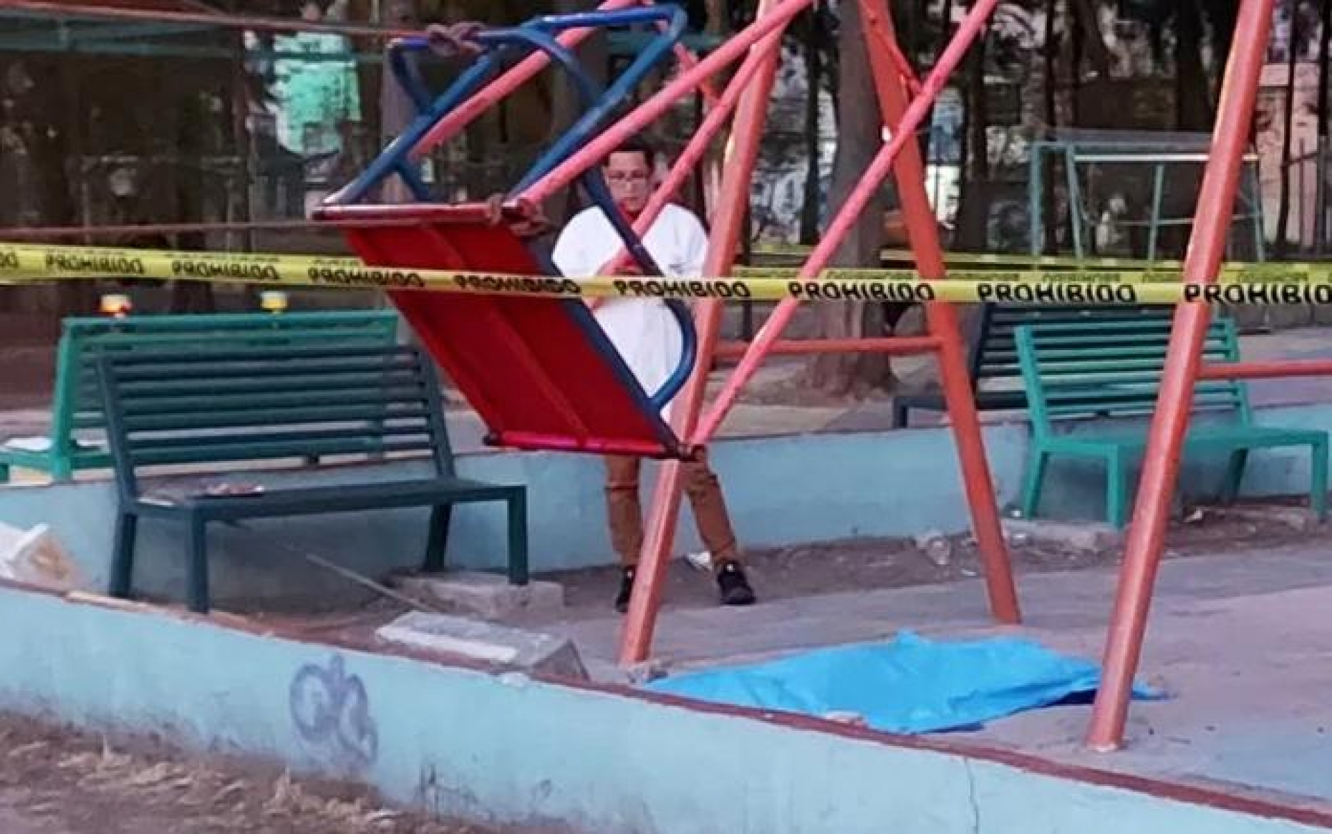 Muere niño de 12 años al golpearse con columpio en CDMX