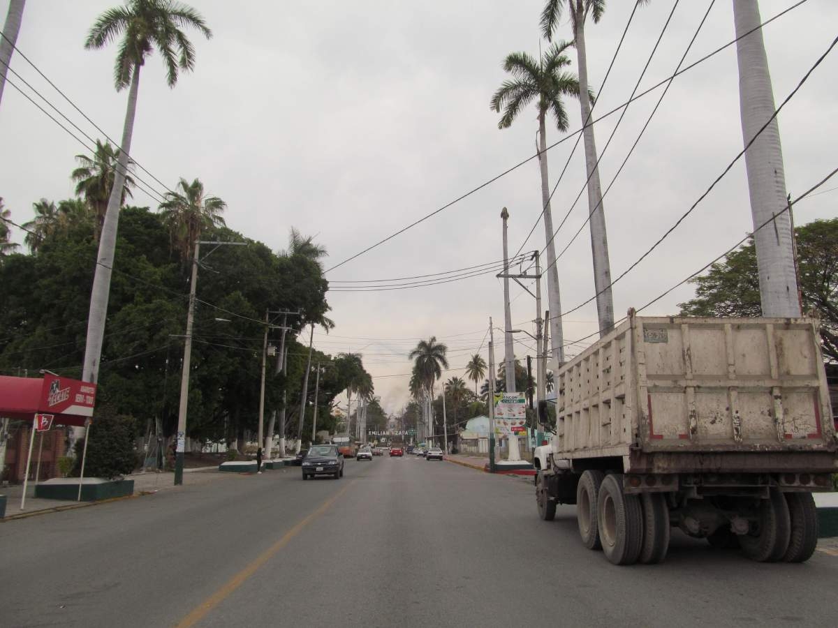 Protestan transportistas cañeros por restricción de circular por la avenida principal de Zacatepec