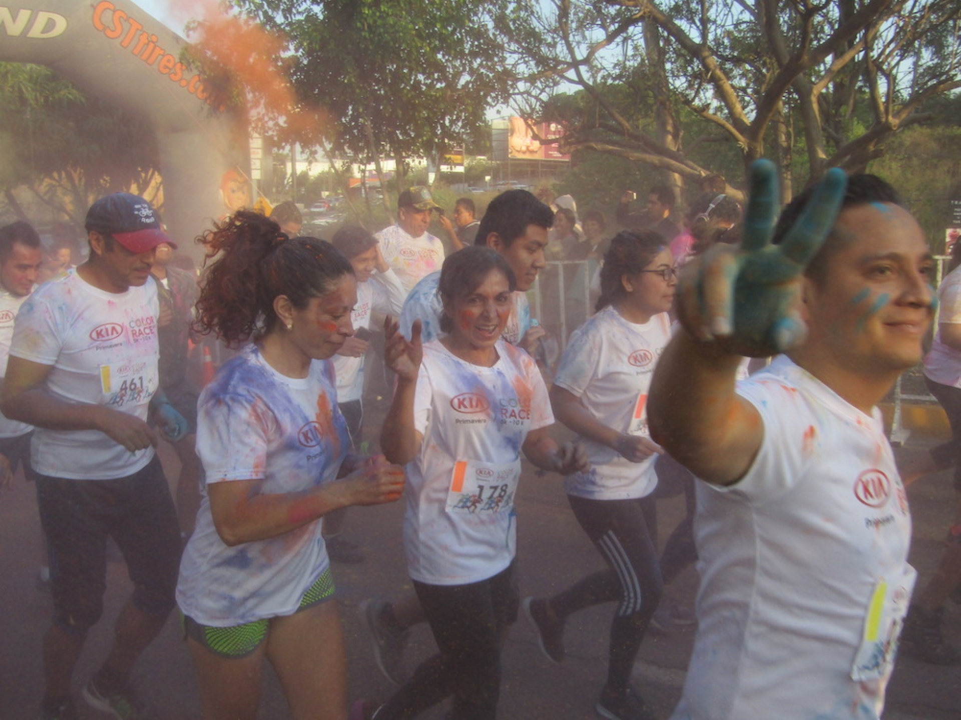 ¡Corren y se pintan de colores!