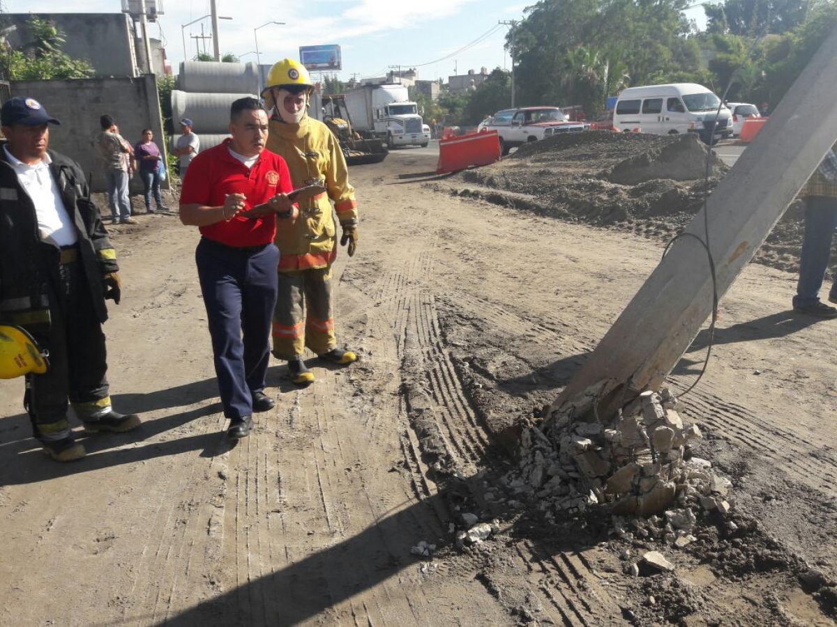 Caída de poste provoca caos en la autopista