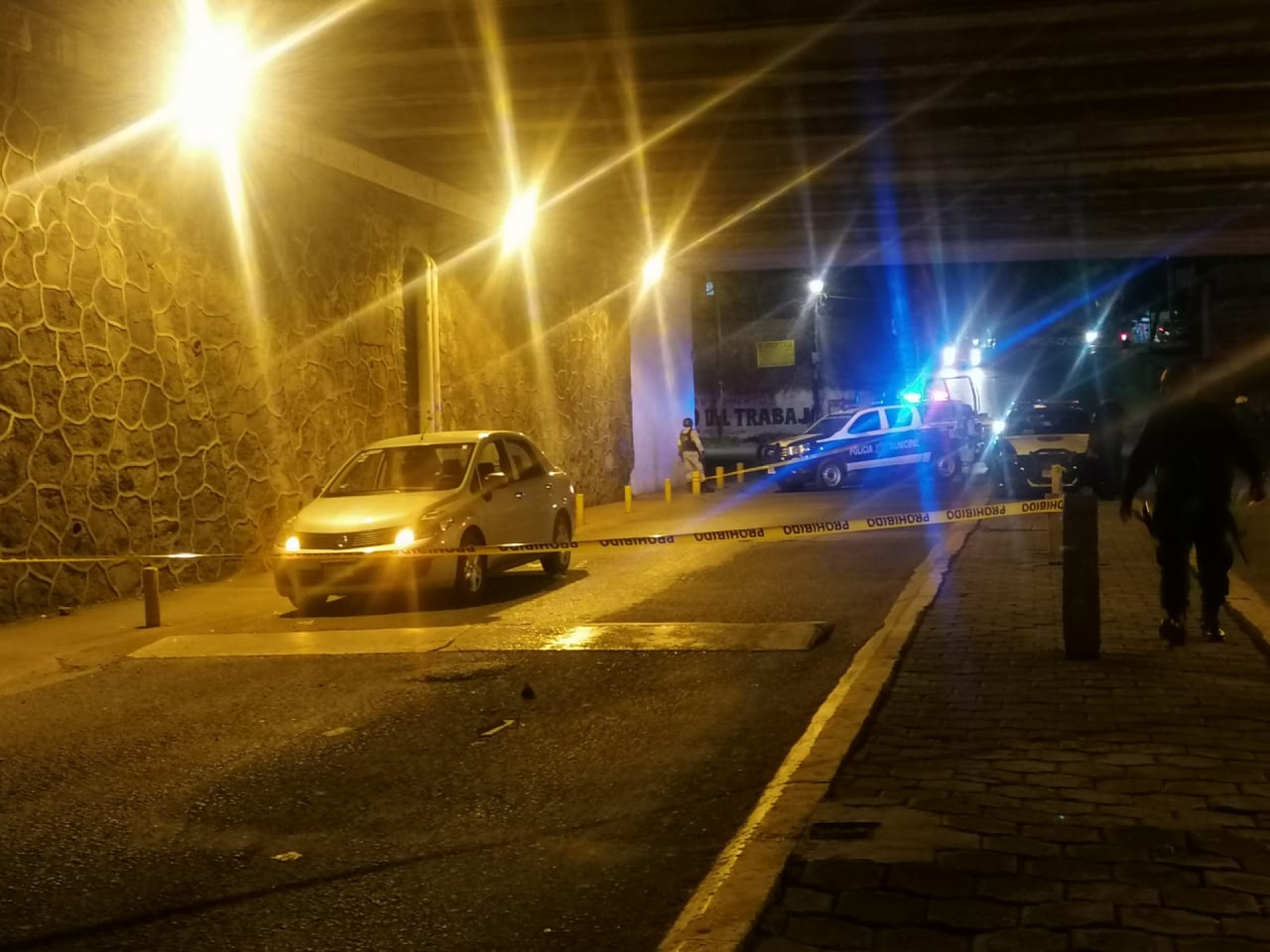 Hirieron a tiros a un automovilista abajo del puente de Tabachines