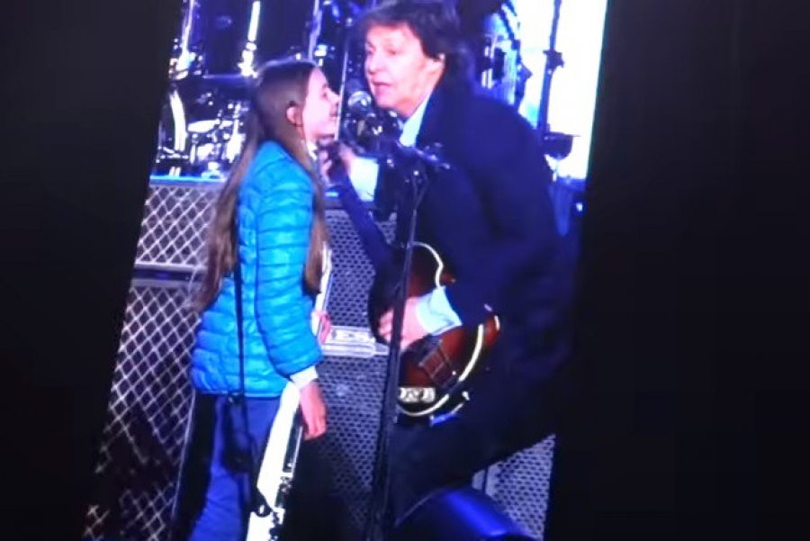 Paul McCartney cumple sueño de niña tocando “Get Back” con ella