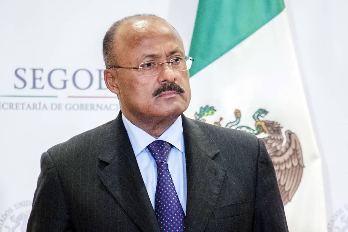Muere diputado del PRI René Juárez tras larga batalla contra el COVID