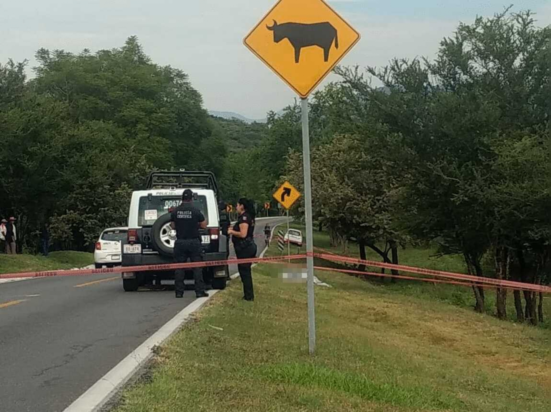 Hallan un cadáver a un costado de la carretera Alpuyeca-Grutas