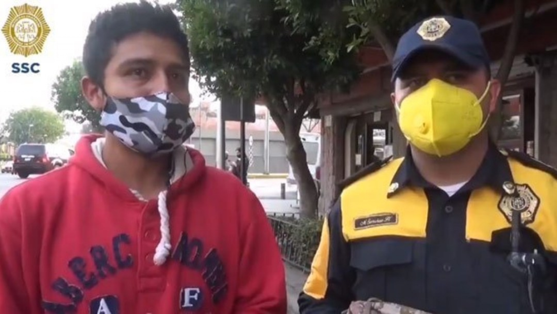 Policía de CDMX encuentra mochila con 30 mil pesos y la devuelve a su dueño