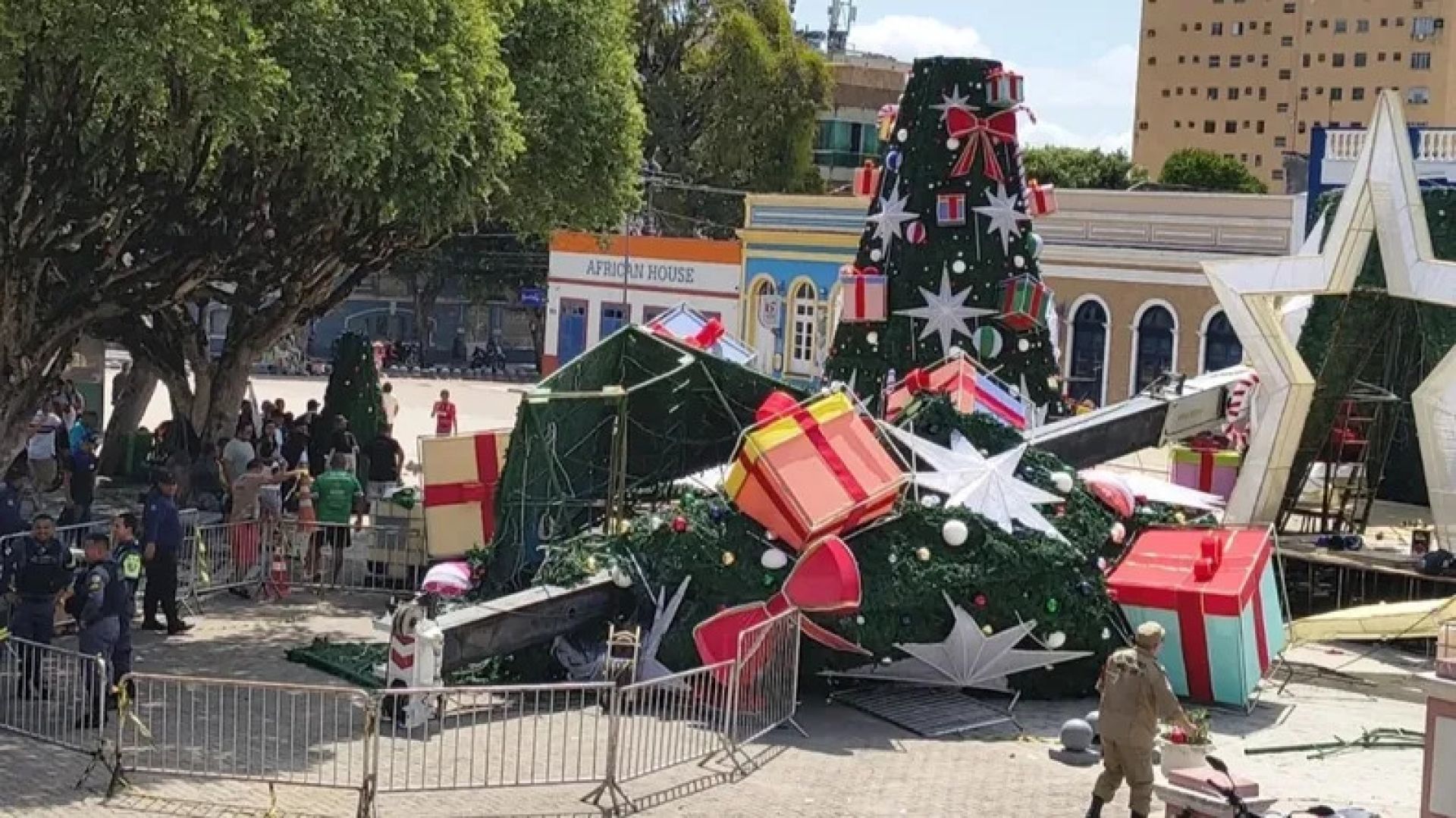Accidente durante instalación de árbol navideño en Brasil deja un fallecido