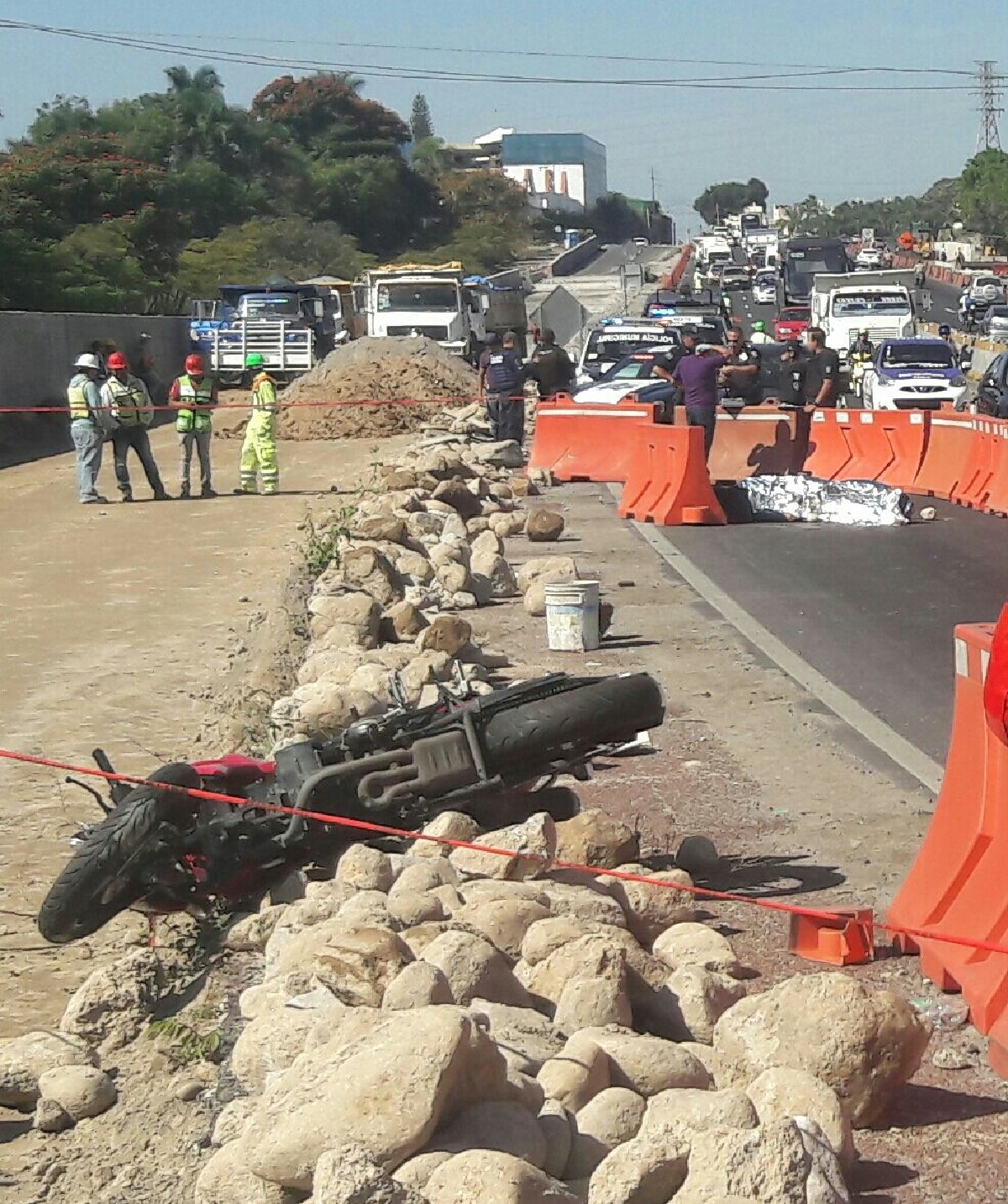 Muere motociclista al derrapar en la México-Acapulco