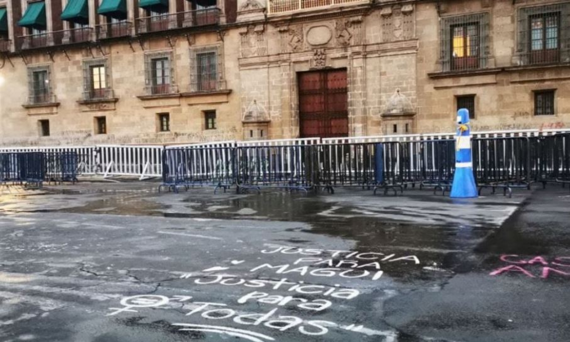Retiran vallas de Palacio Nacional tras marcha del 8M