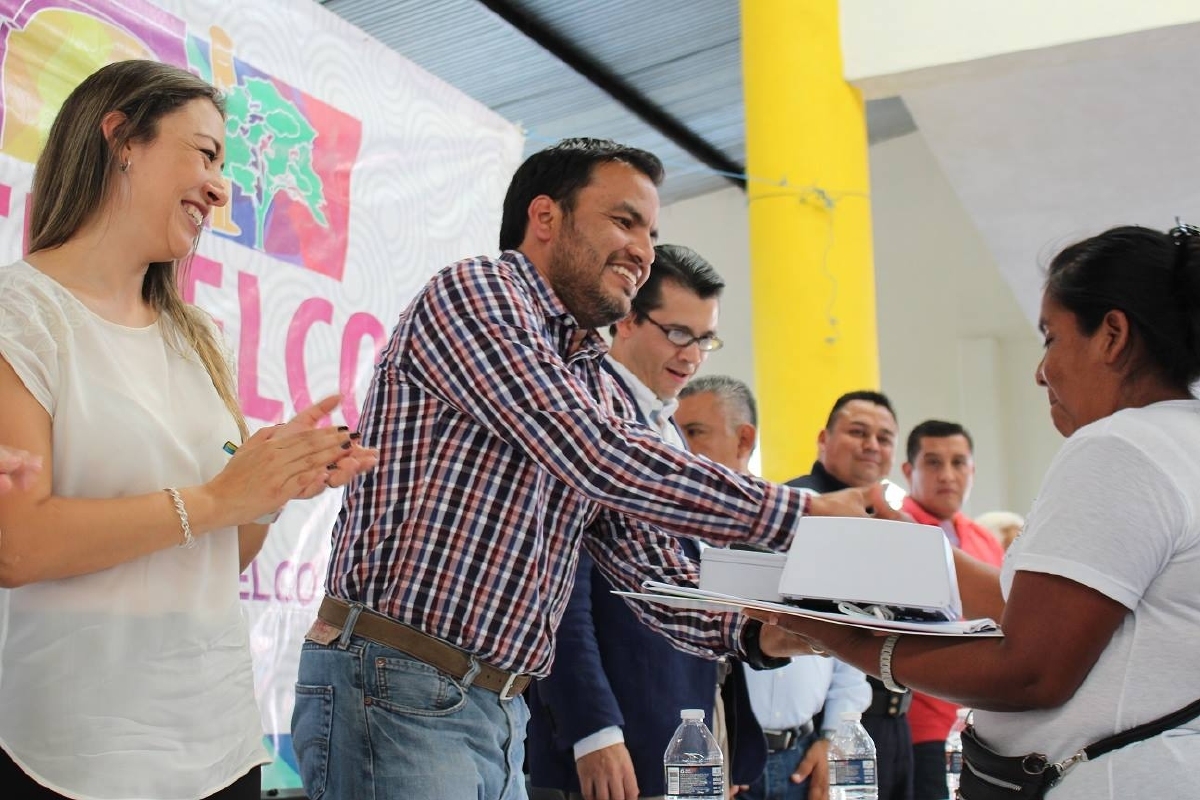 Felipe Domínguez Robles entregó alarmas vecinales a comités de vigilancia de Jantetelco